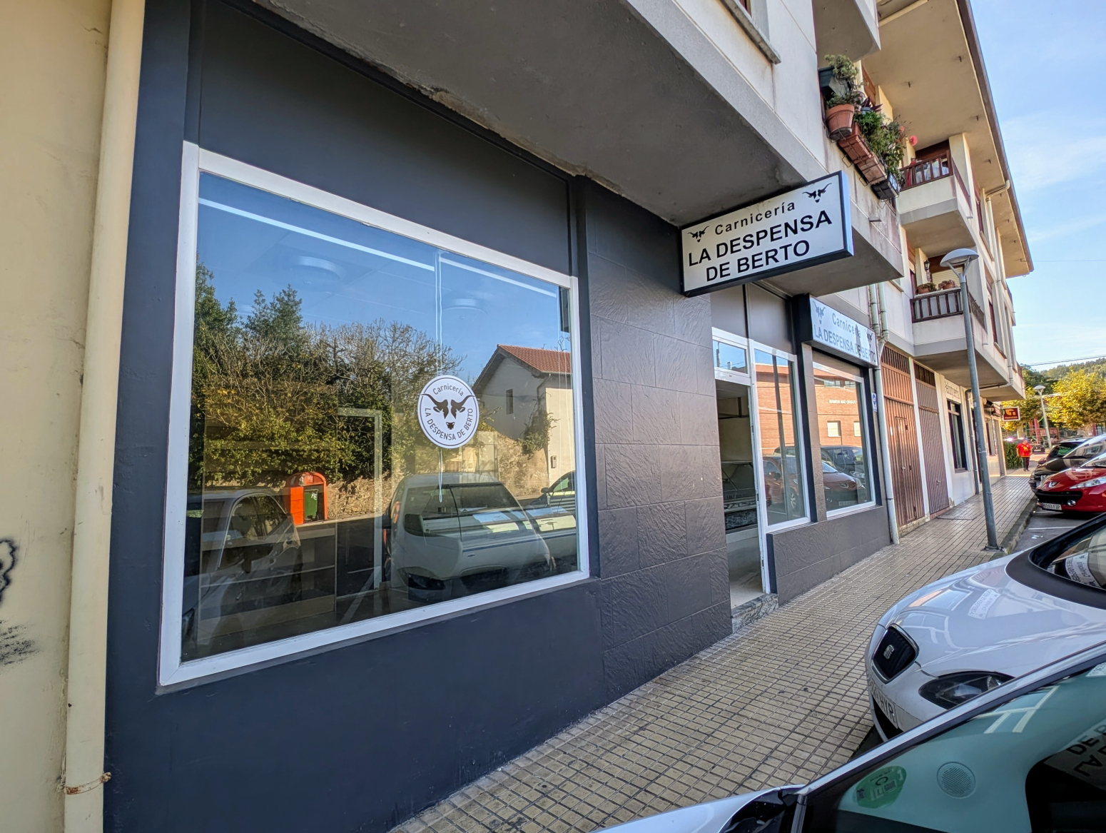Local de 82 m² con amplia fachada en zona transitada de Cicero, ideal para cualquier tipo de negocio.
