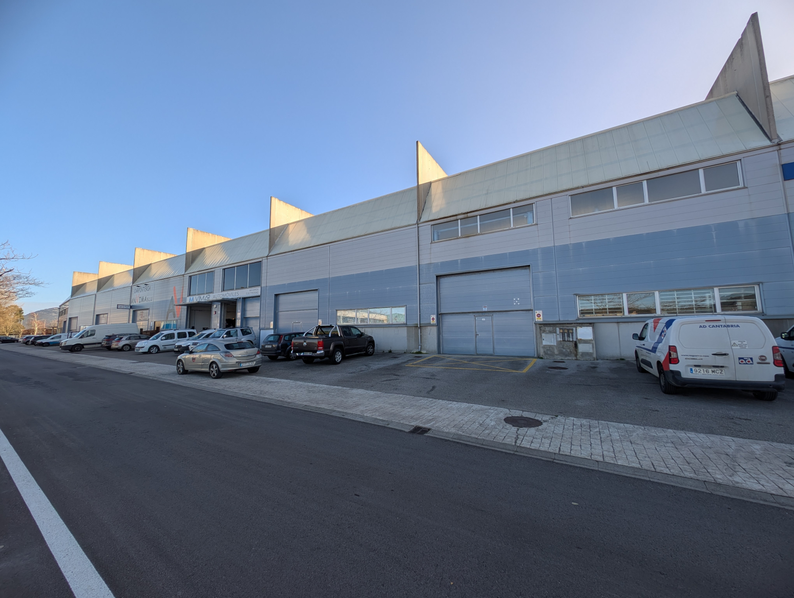 Nave industrial en venta en Colindres con 580 m², doble planta, montacargas y gran altura interior. Ubicación estratégica y acceso para camiones. Activo singular en la zona.