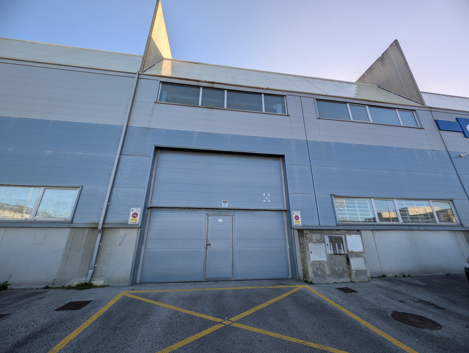 Nave industrial en venta en Colindres con 580 m², doble planta, montacargas y gran altura interior. Ubicación estratégica y acceso para camiones. Activo singular en la zona.