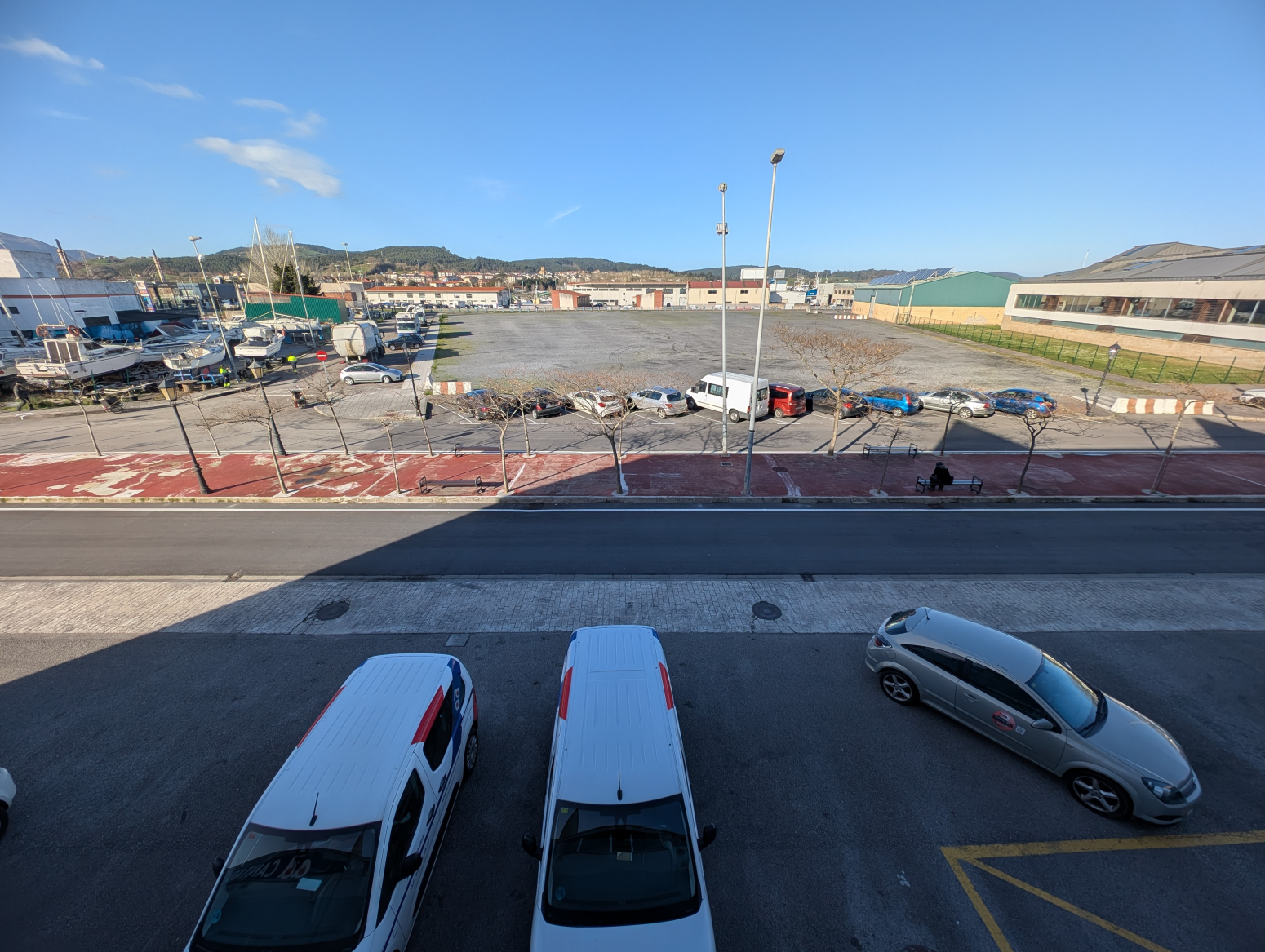 Nave industrial en venta en Colindres con 580 m², doble planta, montacargas y gran altura interior. Ubicación estratégica y acceso para camiones. Activo singular en la zona.