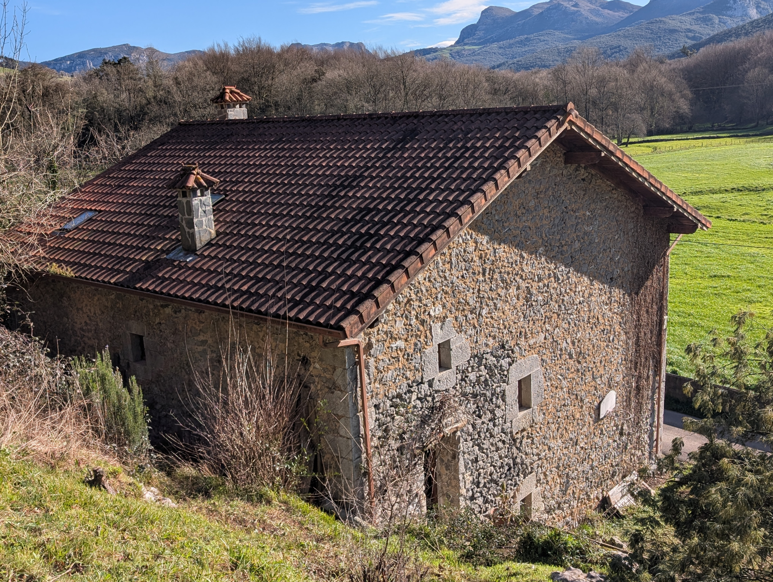 Preciosa casa de piedra junto a Vegacorredor