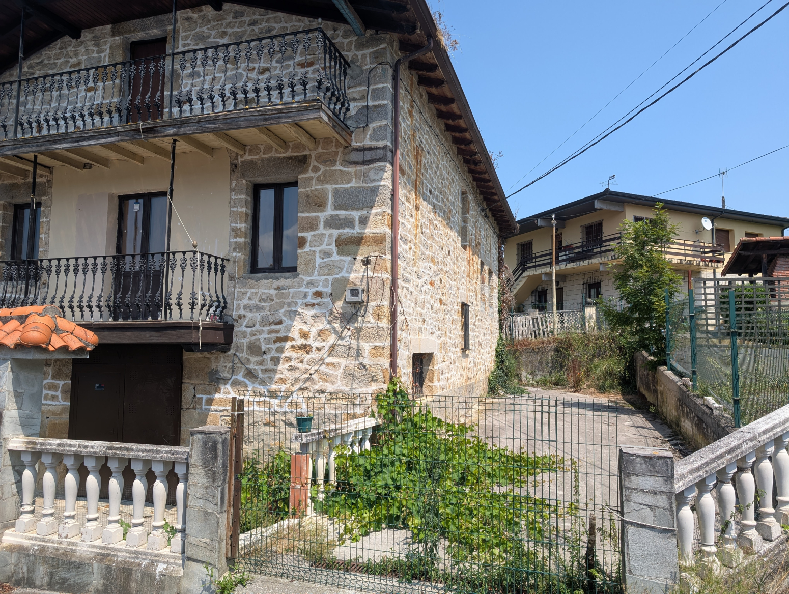 CASA DE PIEDRA SEMI REFORMADA -IDEAL PARA  NEGOCIO DE CASA RURAL