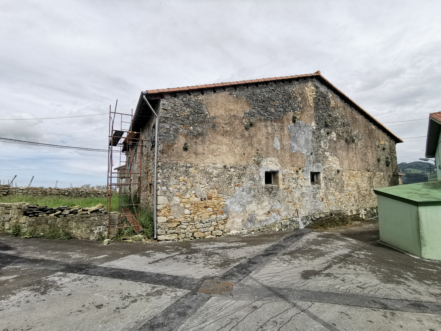 dos casas de piedra adosadas a rehabilitar con tejado reformado