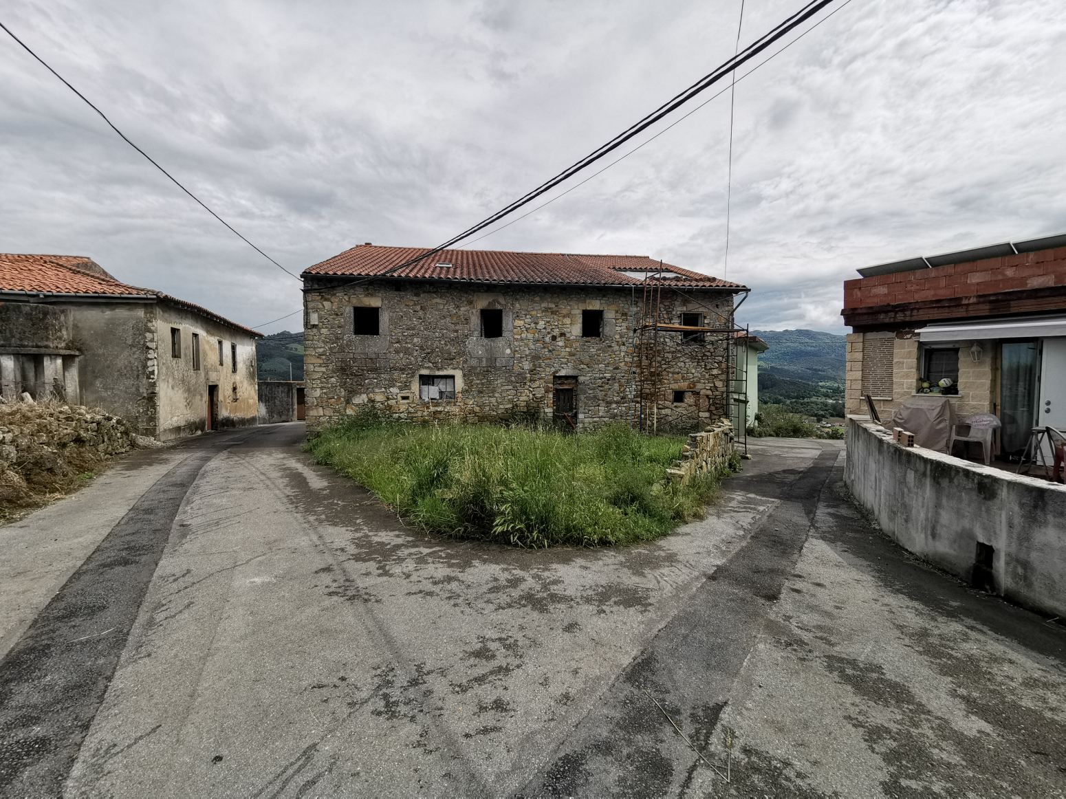 dos casas de piedra adosadas a rehabilitar con tejado reformado