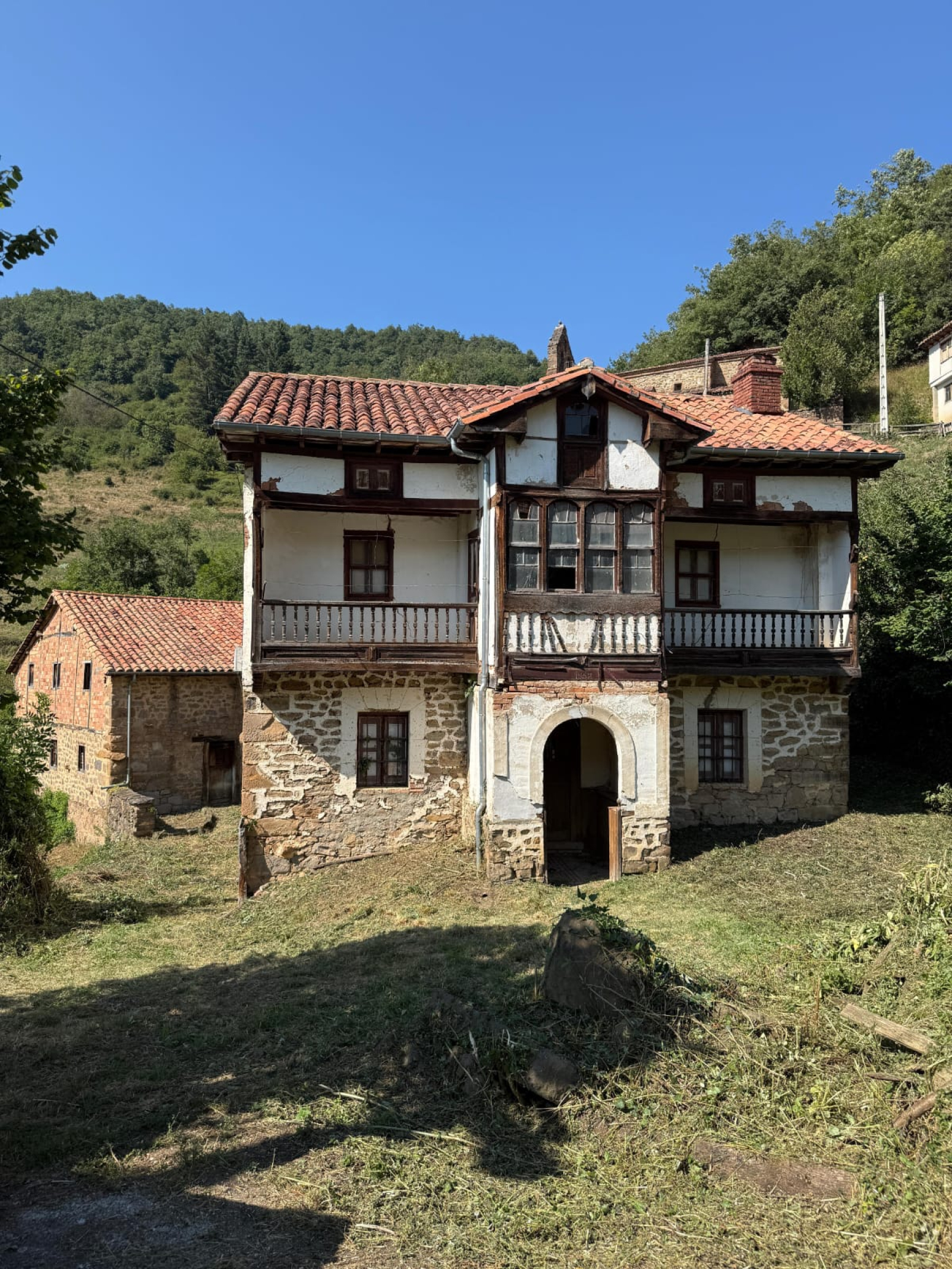 CASA Y CUADRA CON FINCA EN LAMEDO