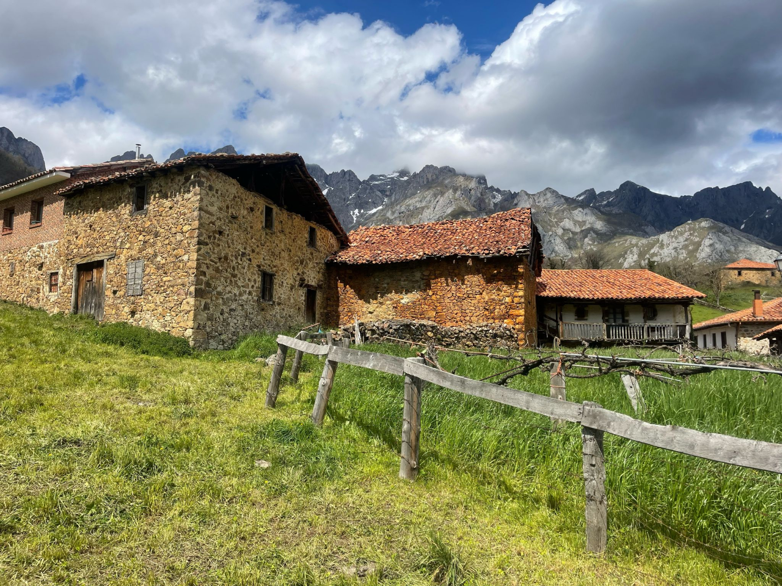 CASA Y VARIAS CONSTRUCCIONES EN FINCA URBANA DE 1881m²
