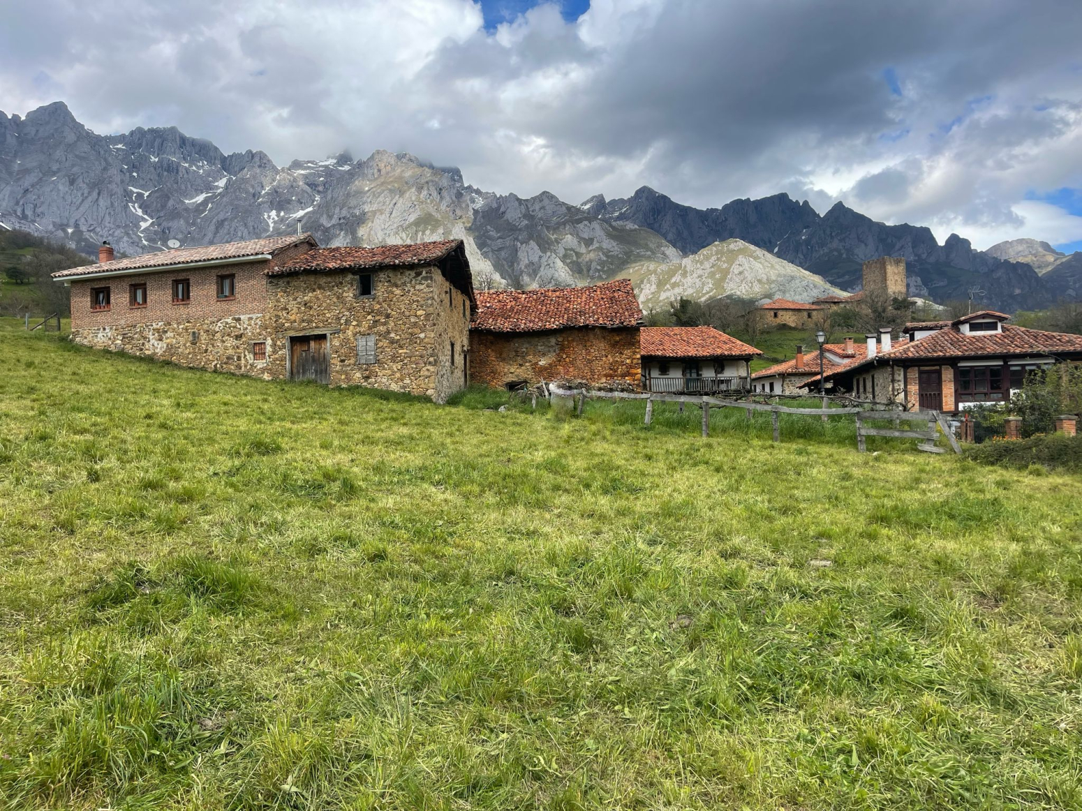 CASA Y VARIAS CONSTRUCCIONES EN FINCA URBANA DE 1881m²