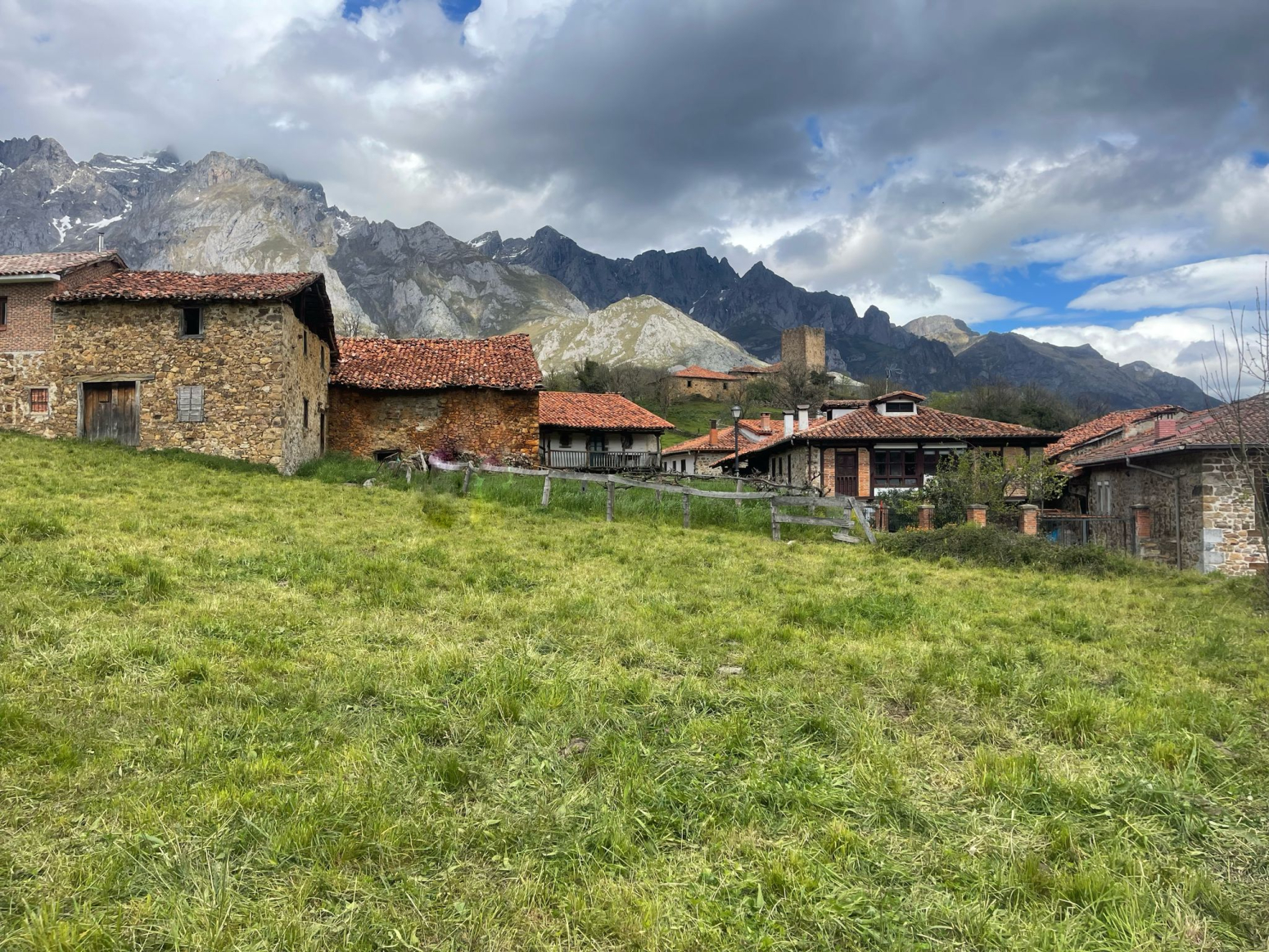 CASA Y VARIAS CONSTRUCCIONES EN FINCA URBANA DE 1881m²