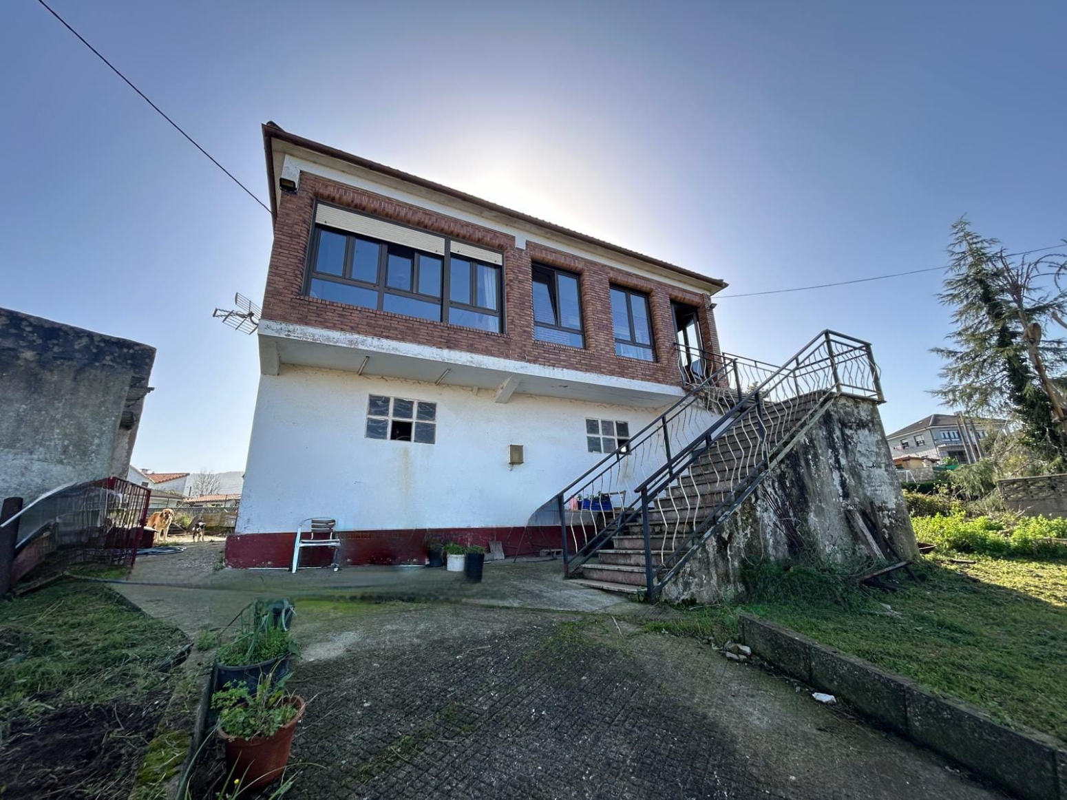 CASA INDEPENDIENTE EN VENTA CON TERRENO URBANIZABLE DE 1343 m²