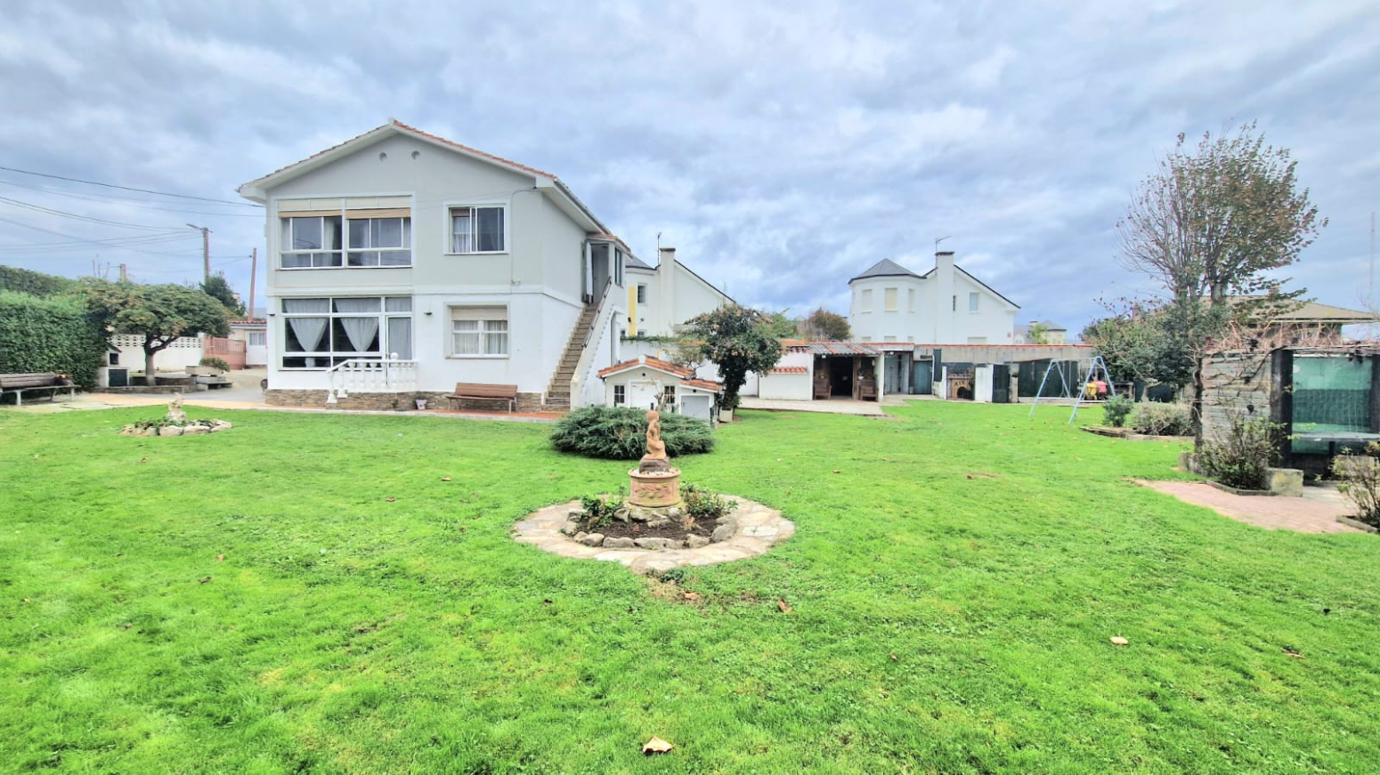 CASA INDEPENDIENTE DE DOS PLANTAS EN FINCA URBANA DE 1135m²