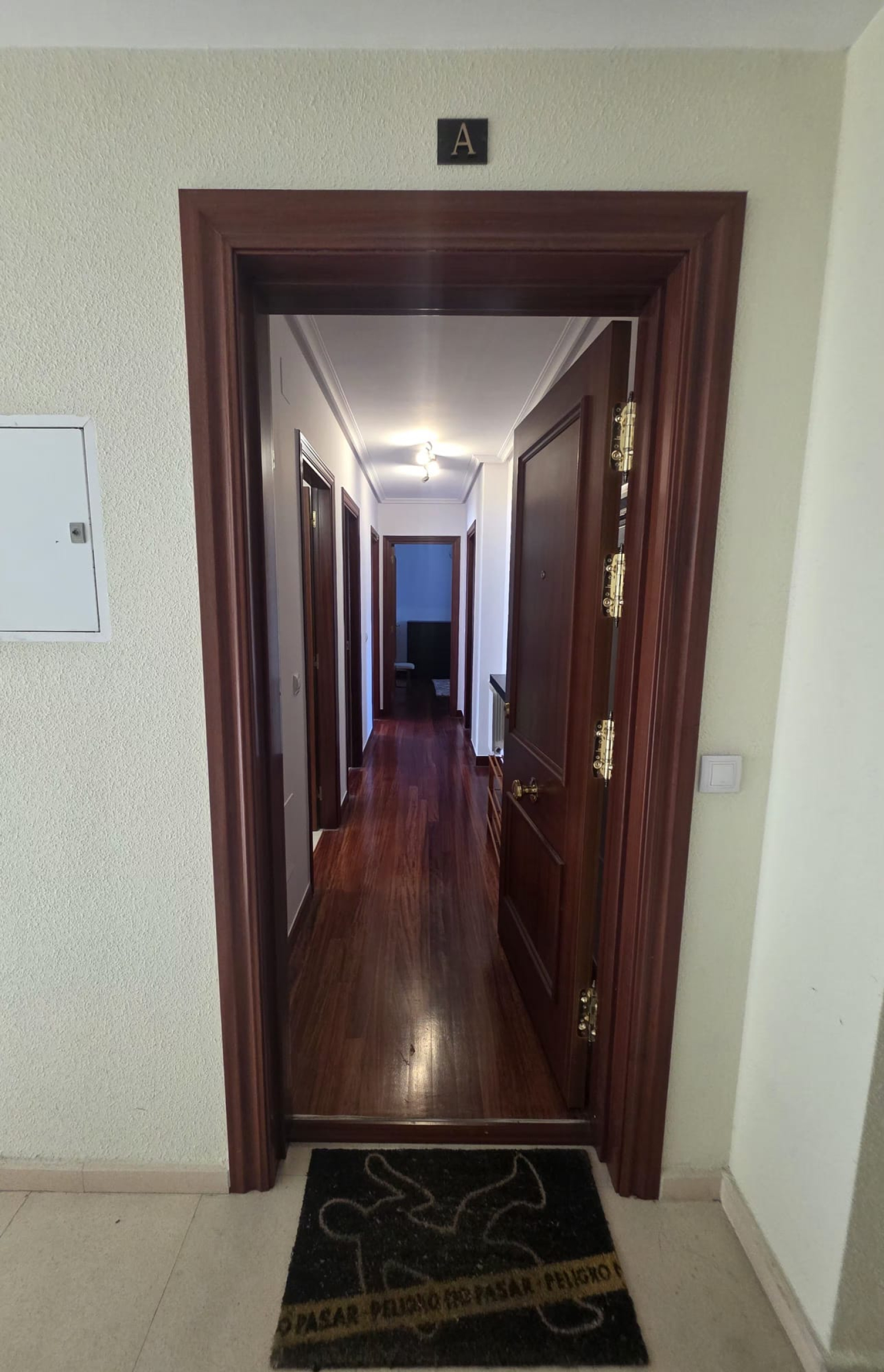 VENTA DE IMPACABLE PISO EN HOZNAYO