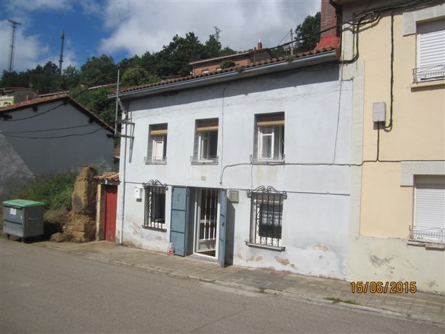Bonita casa de piedra con patio y garaje.