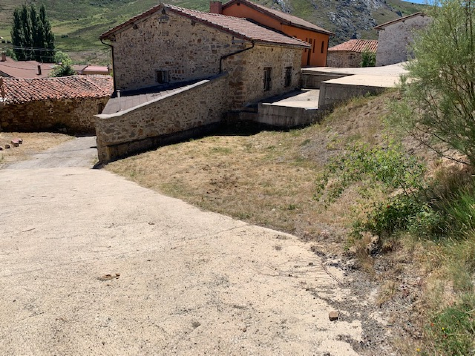Cuadra, fincas y huerta en Camasobres