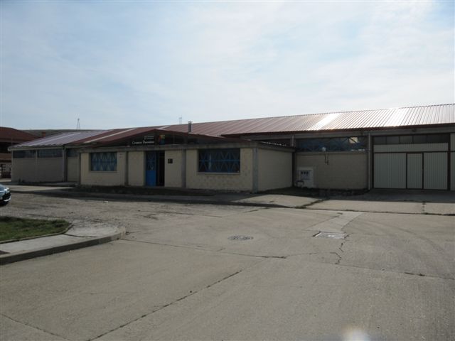 Venta de nave de 1764 m2 con oficinas, vestuarios, etc.