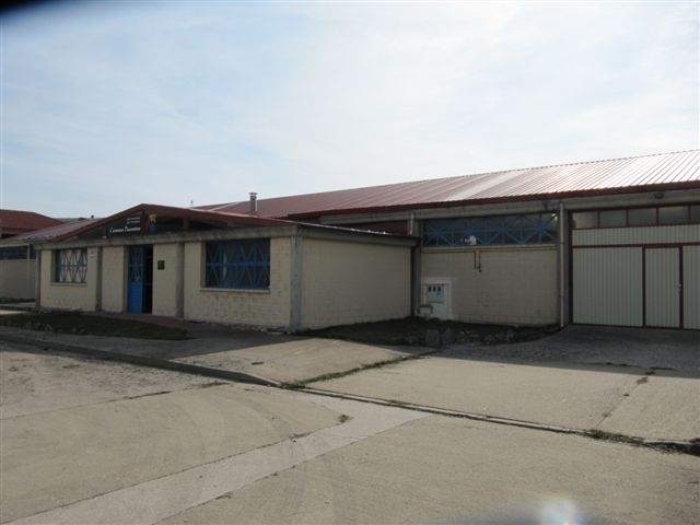Venta de nave de 1764 m2 con oficinas, vestuarios, etc.