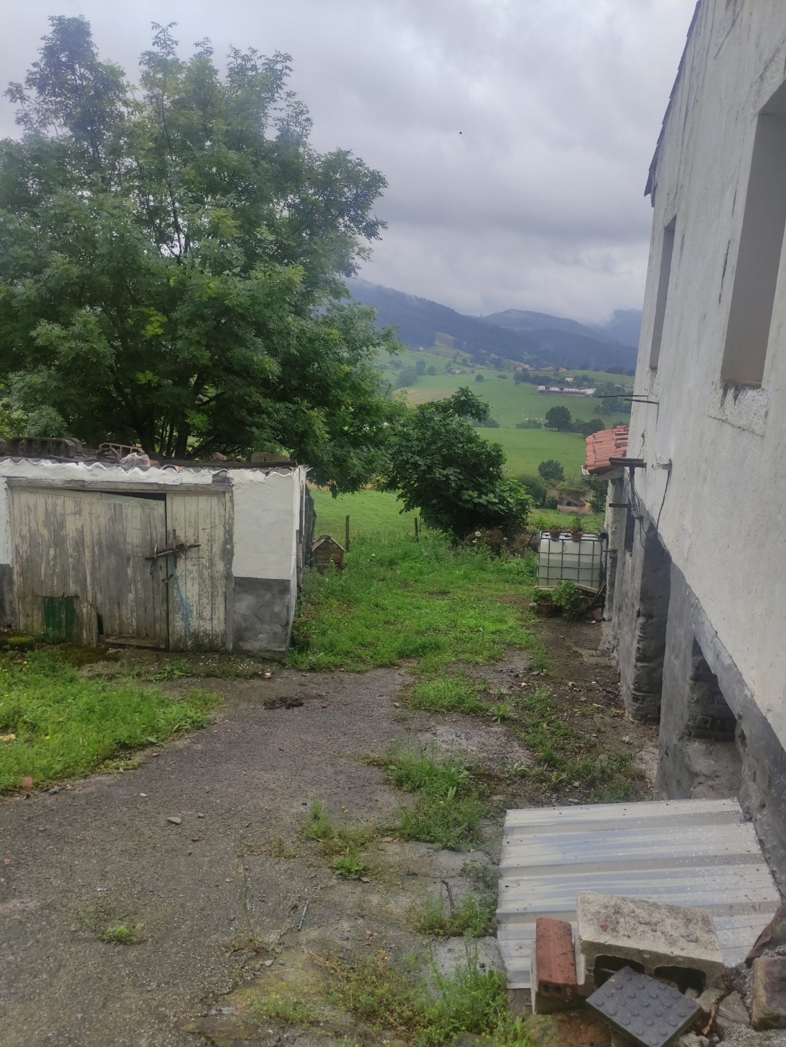 Venta de dos casas con terreno en La Montaña, Torrelavega