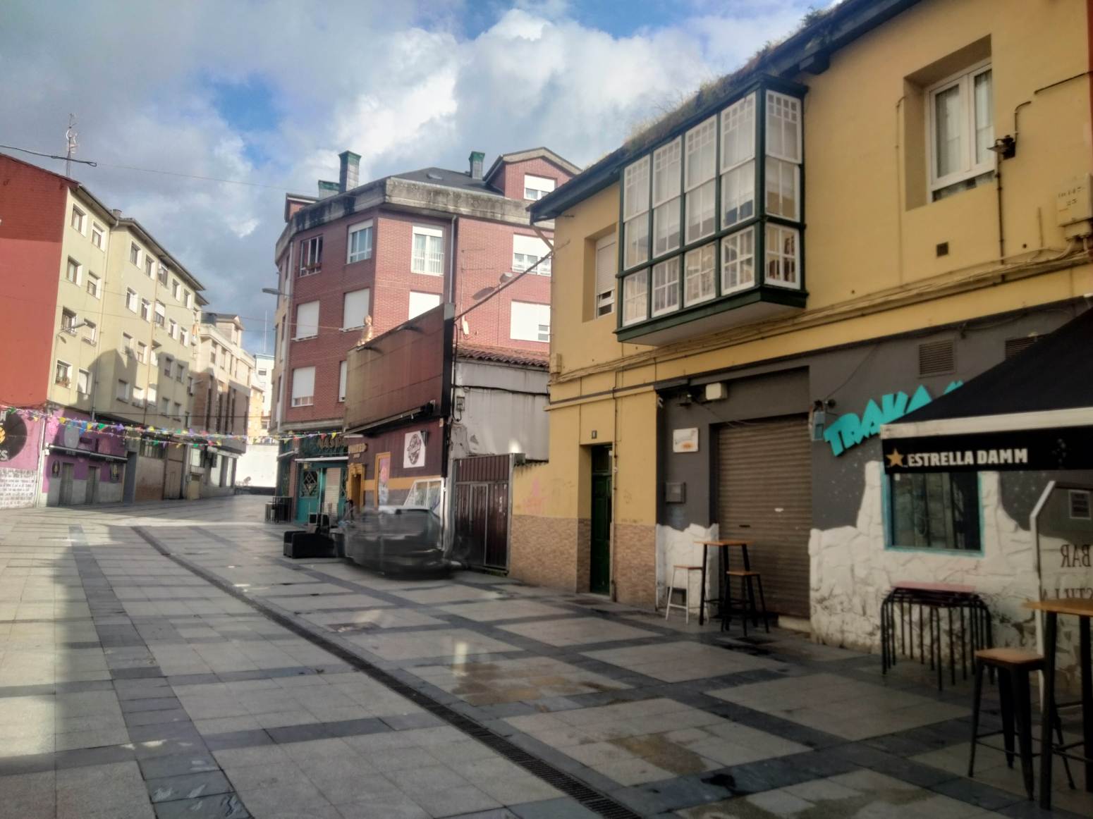Venta de piso, bajo comercial y local en Torrelavega