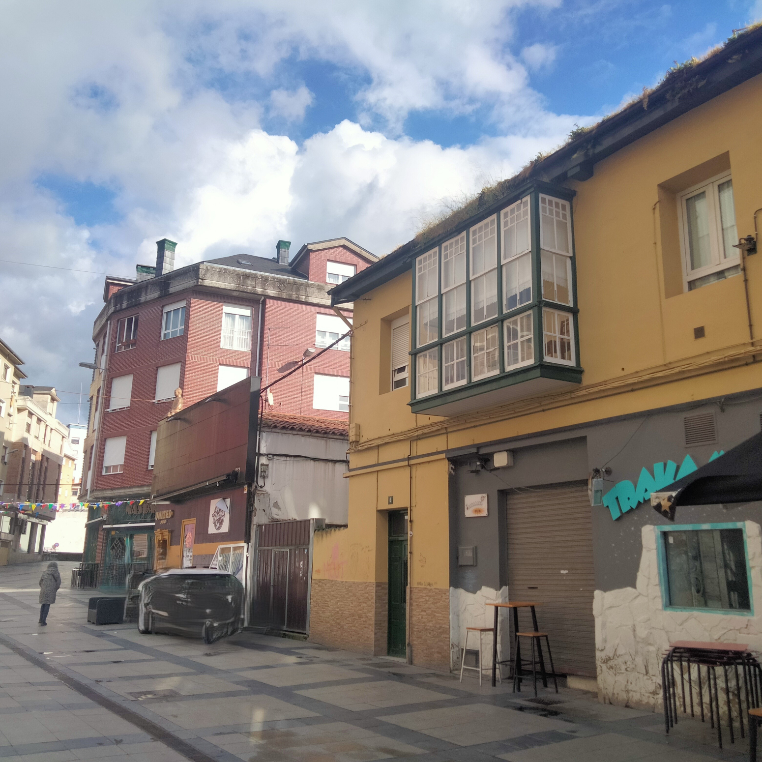 Venta de piso, bajo comercial y local en Torrelavega