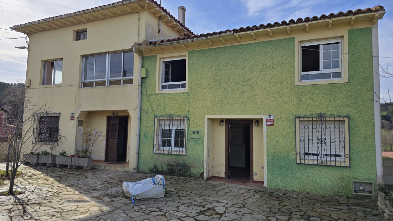 CASA Y DOS APARTAMENTOS PARA REFORMAR