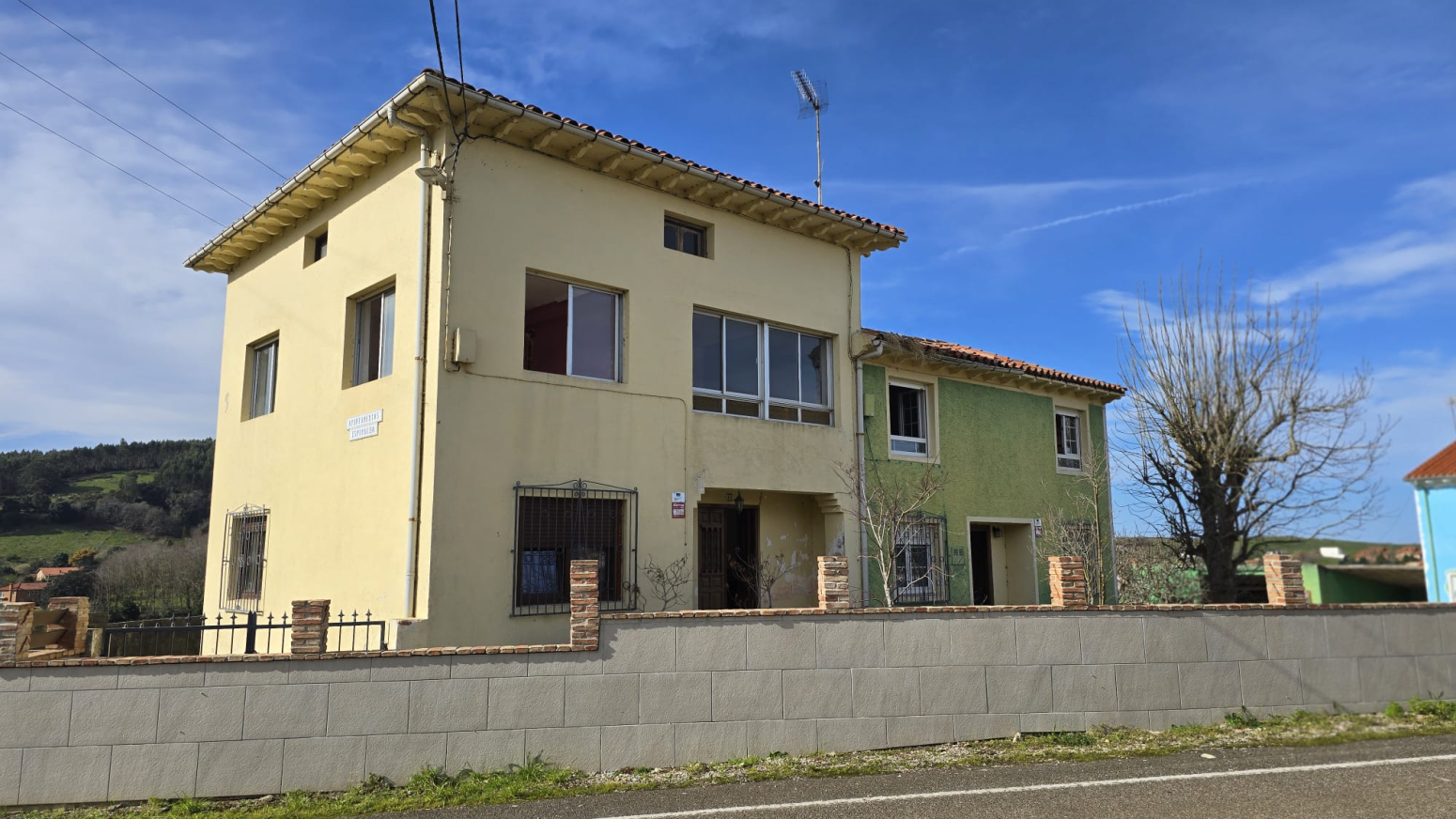 CASA Y DOS APARTAMENTOS PARA REFORMAR