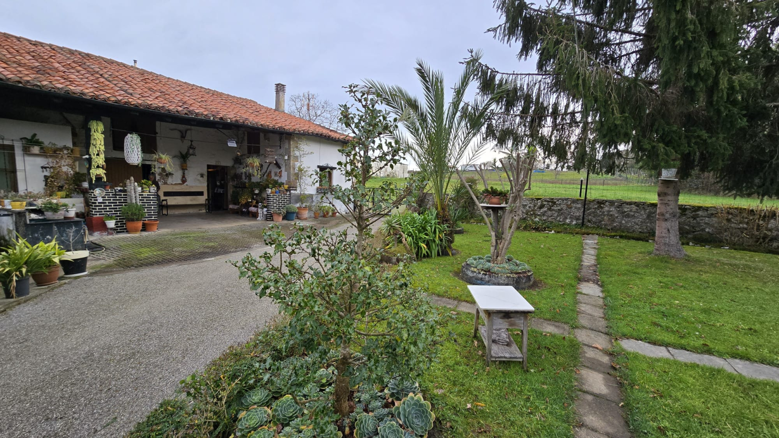 Casa típica montañesa con gran finca urbana en Cartes
