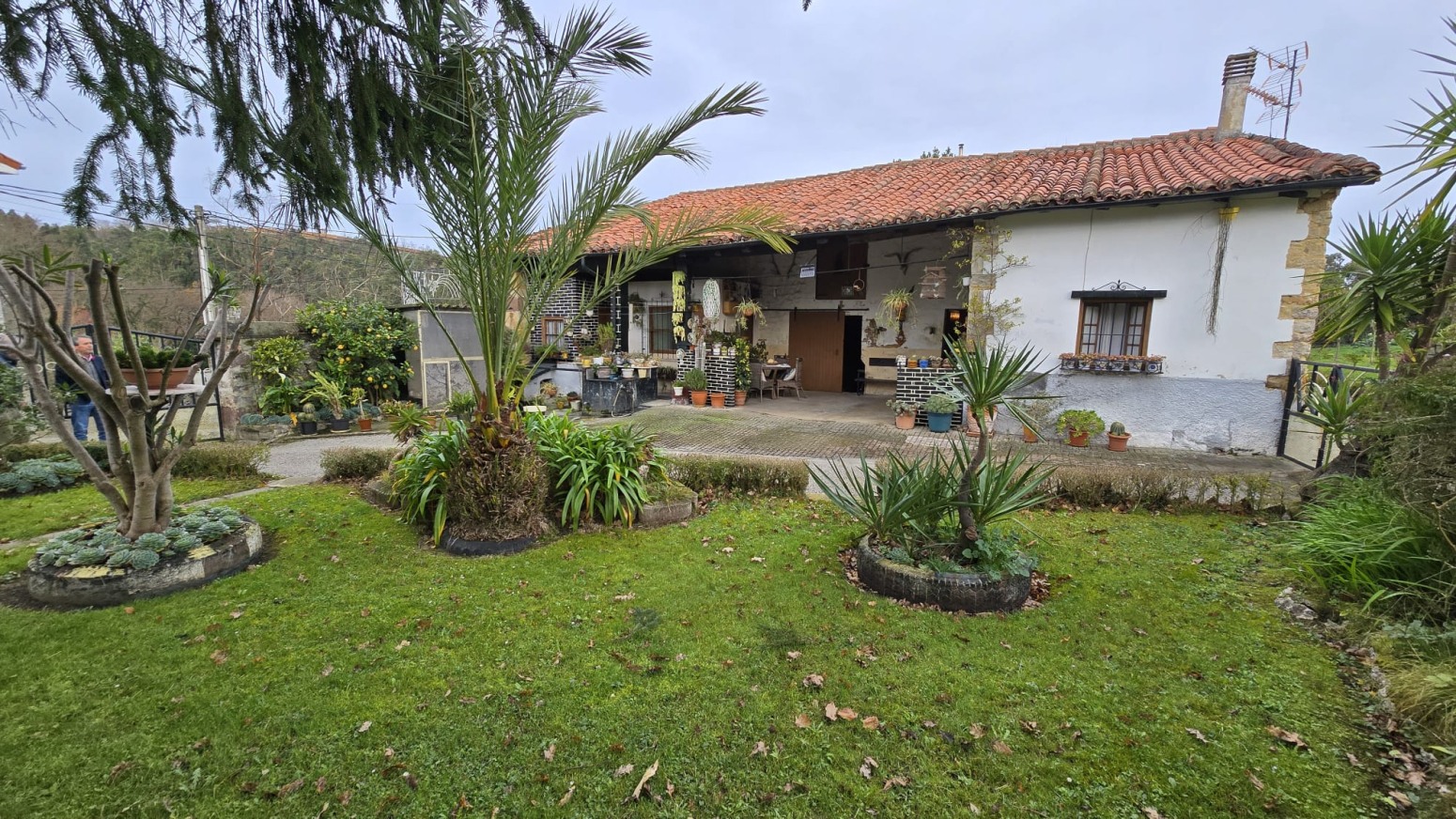 Casa típica montañesa con gran finca urbana en Cartes