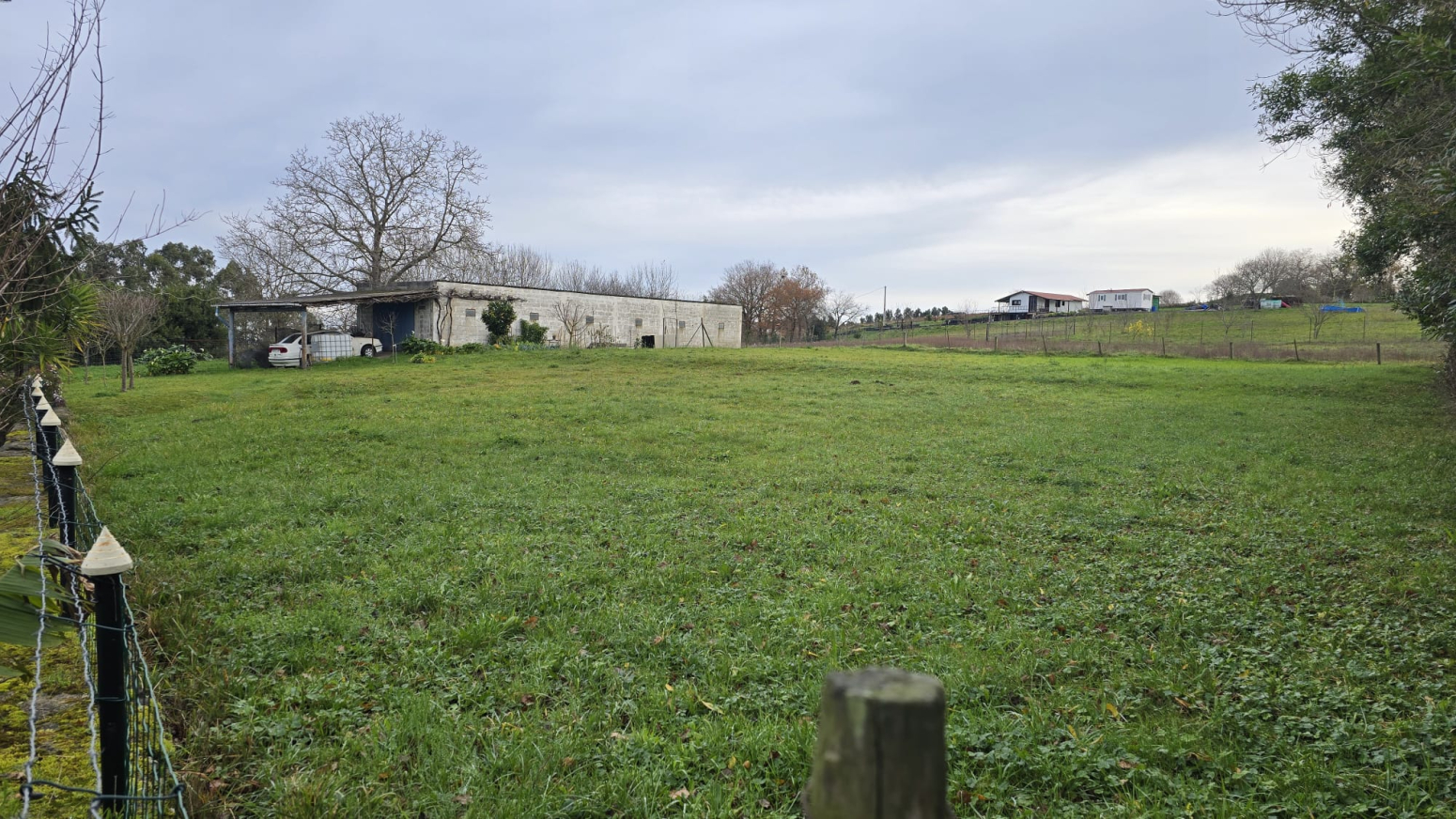 Casa típica montañesa con gran finca urbana en Cartes