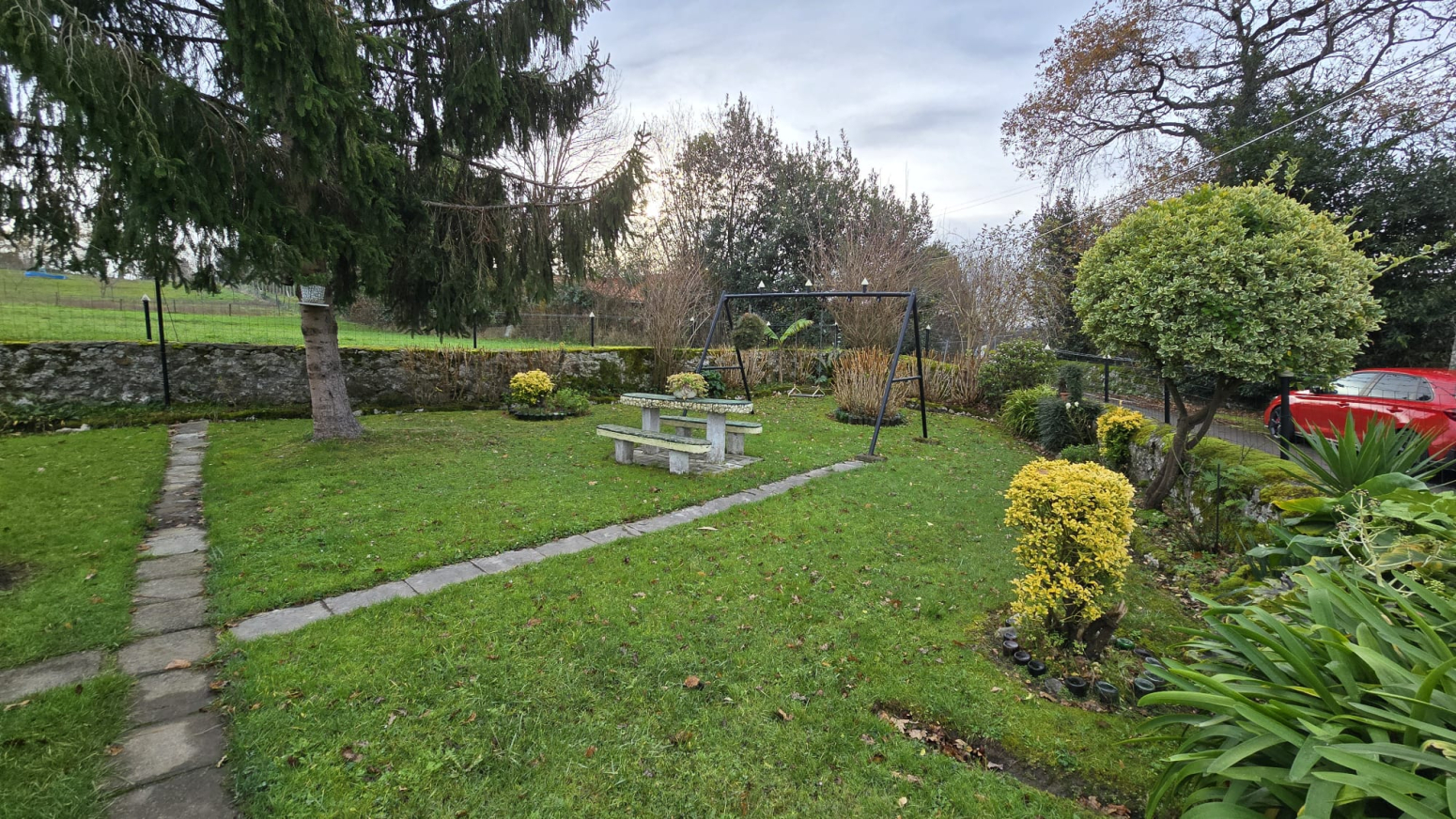 Casa típica montañesa con gran finca urbana en Cartes