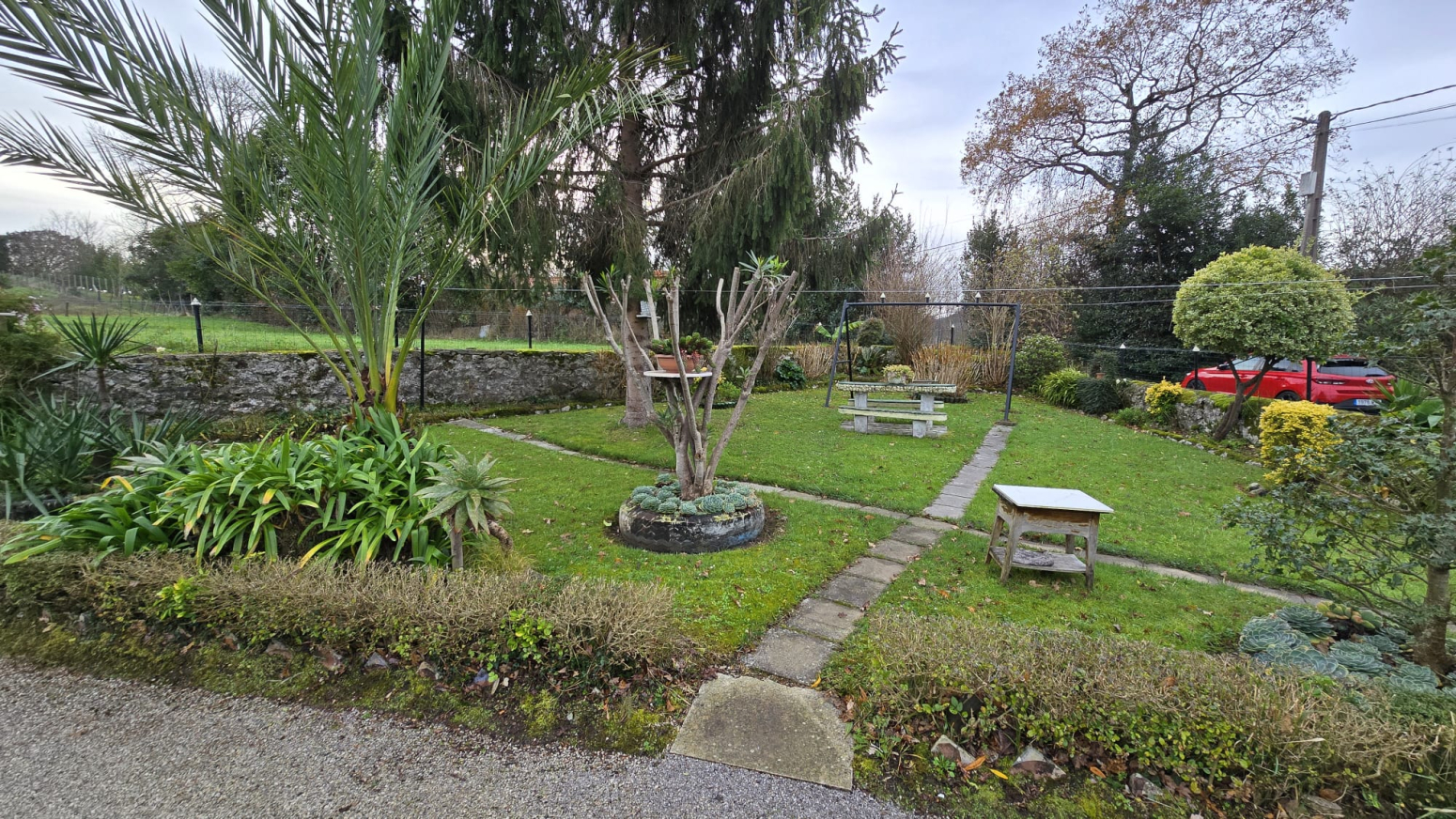 Casa típica montañesa con gran finca urbana en Cartes