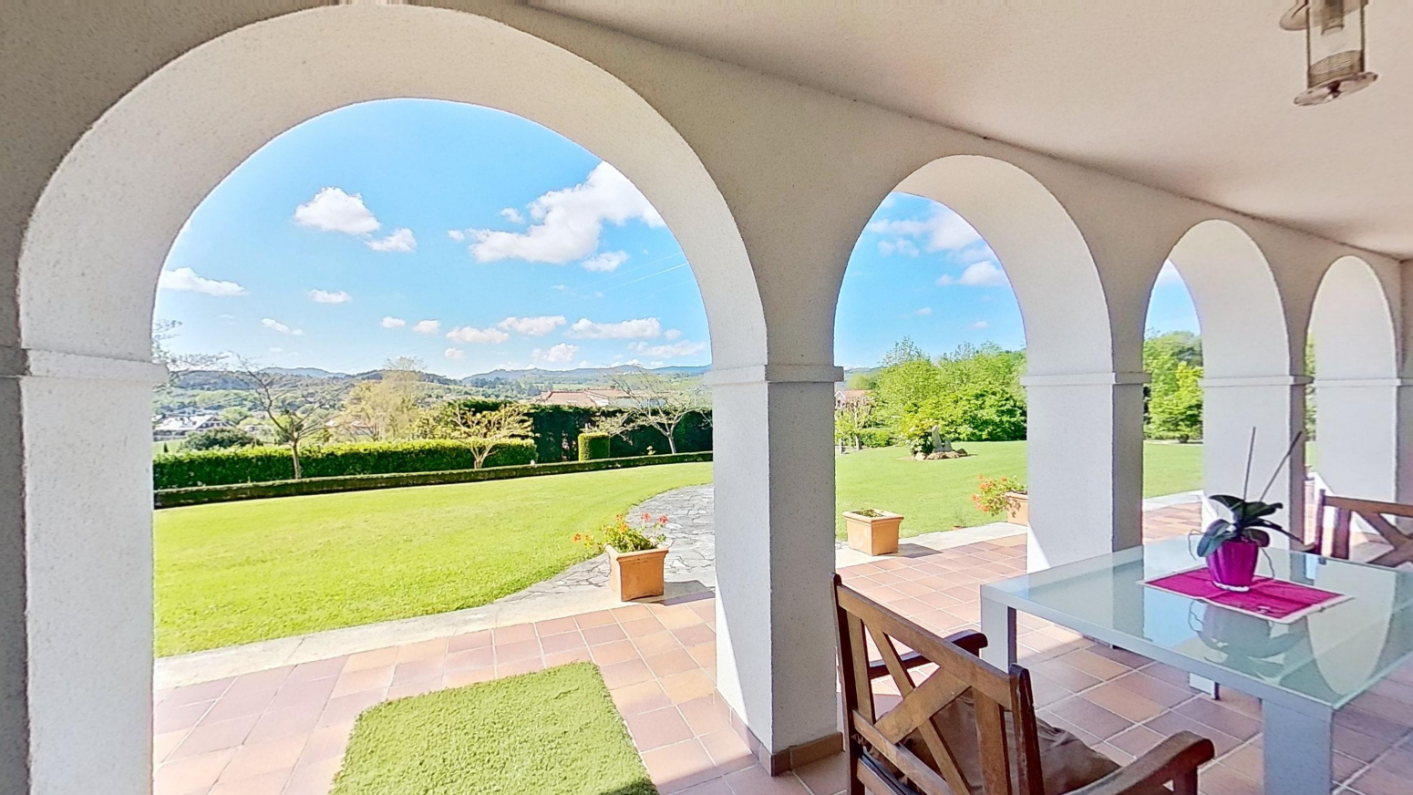 Chalet independiente con piscina climatizada y jardín en Puente San Miguel