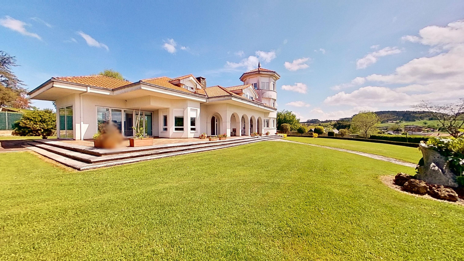 Chalet independiente con piscina climatizada y jardín en Puente San Miguel