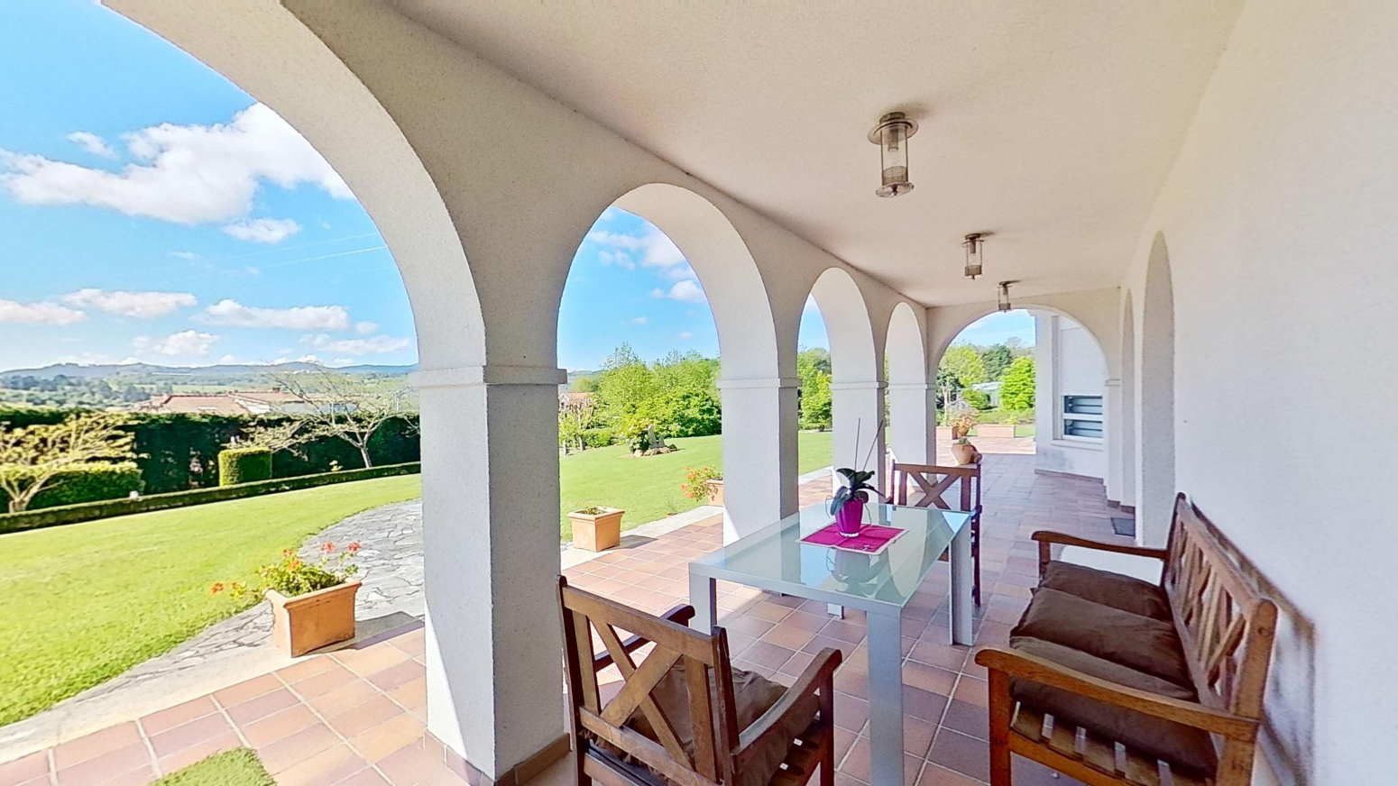 Chalet independiente con piscina climatizada y jardín en Puente San Miguel