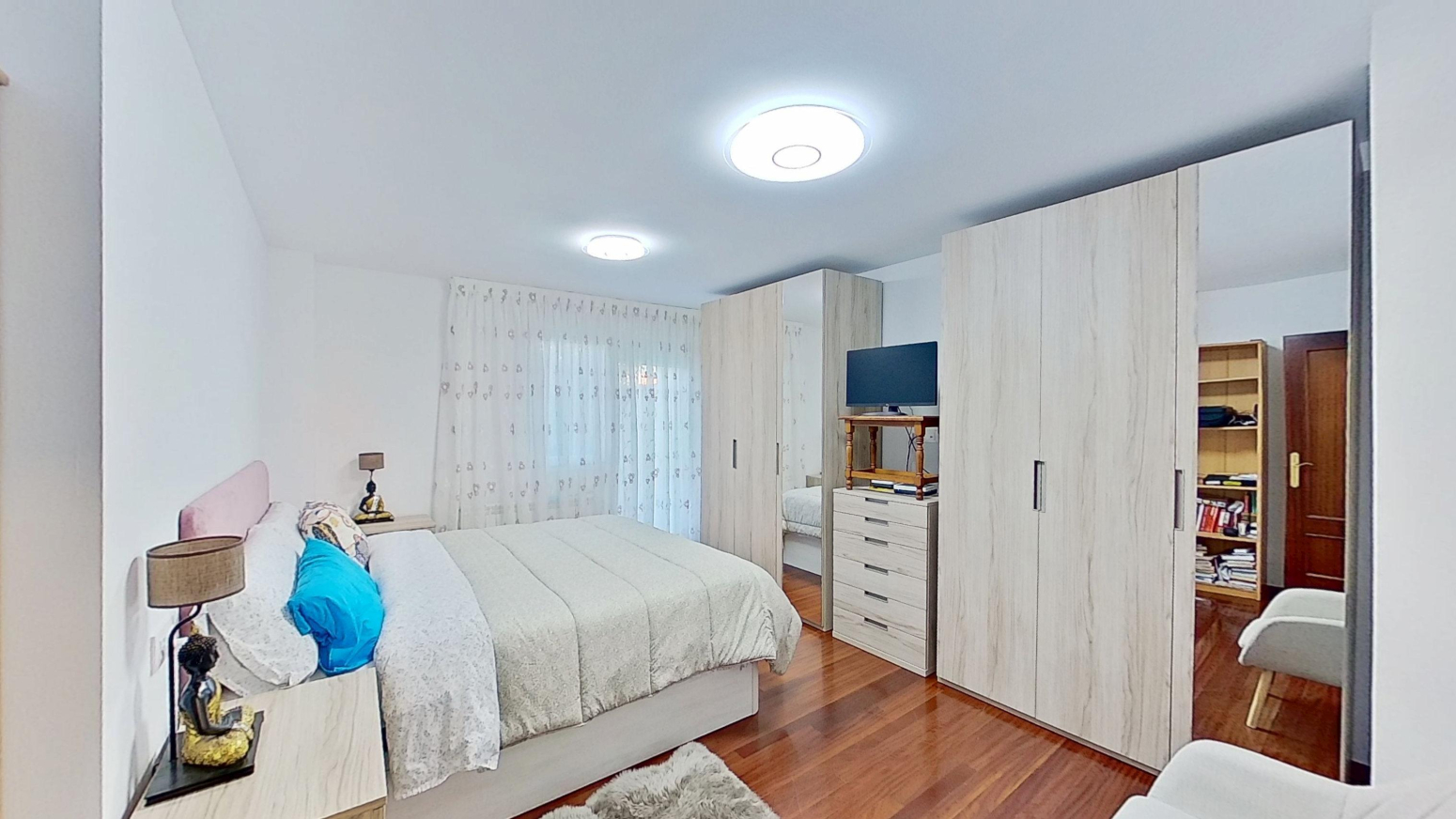 PLANTA BAJA CON 2 GARAJES Y TRASTERO EN URB. CON PISCINA.