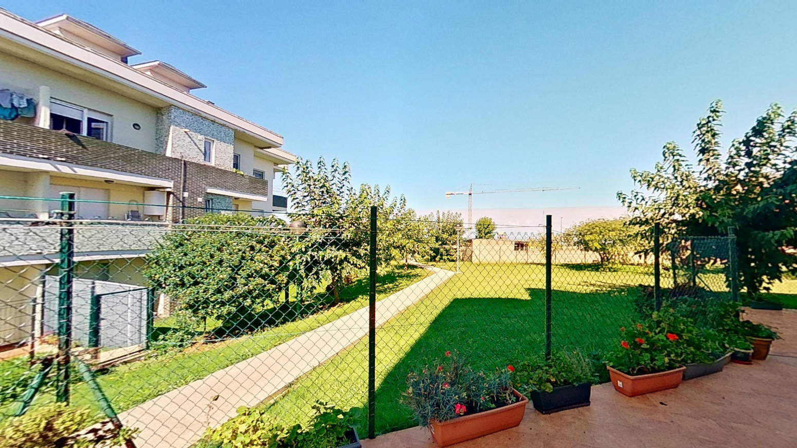 PLANTA BAJA DE TRES HABITACIONES CON JARDIN , TERRAZA Y PORCHE .  2 GARAJES , TRASTERO EN URB. CON PISCINA.