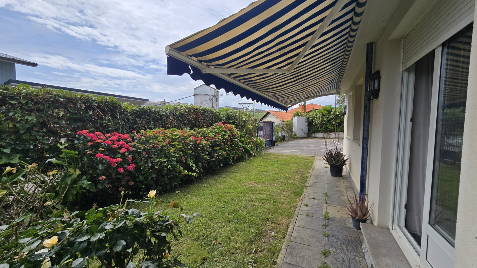 planta baja  de 3 dormitorios con jardin y garaje  en la playa de Suances