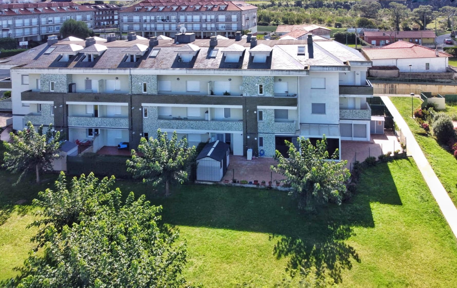 PLANTA BAJA DE TRES HABITACIONES CON JARDIN , TERRAZA Y PORCHE .  2 GARAJES , TRASTERO EN URB. CON PISCINA.