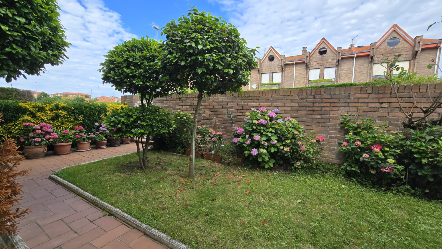 Chalet esquinero en Tanos: luz, espacio y calidad de vida en Torrelavega