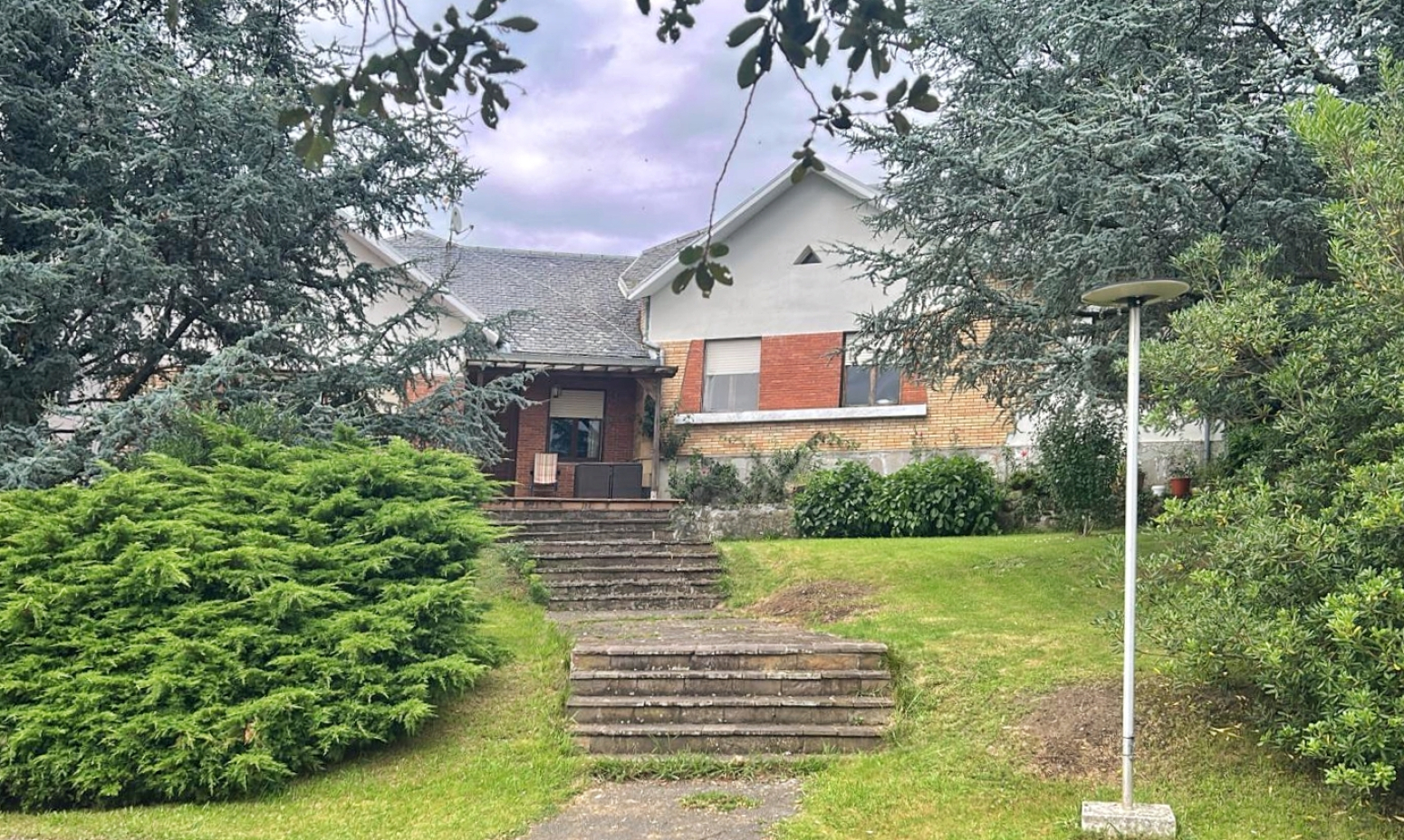 Increíble casa independiente con gran jardín, piscina y tres canchas de pádel
