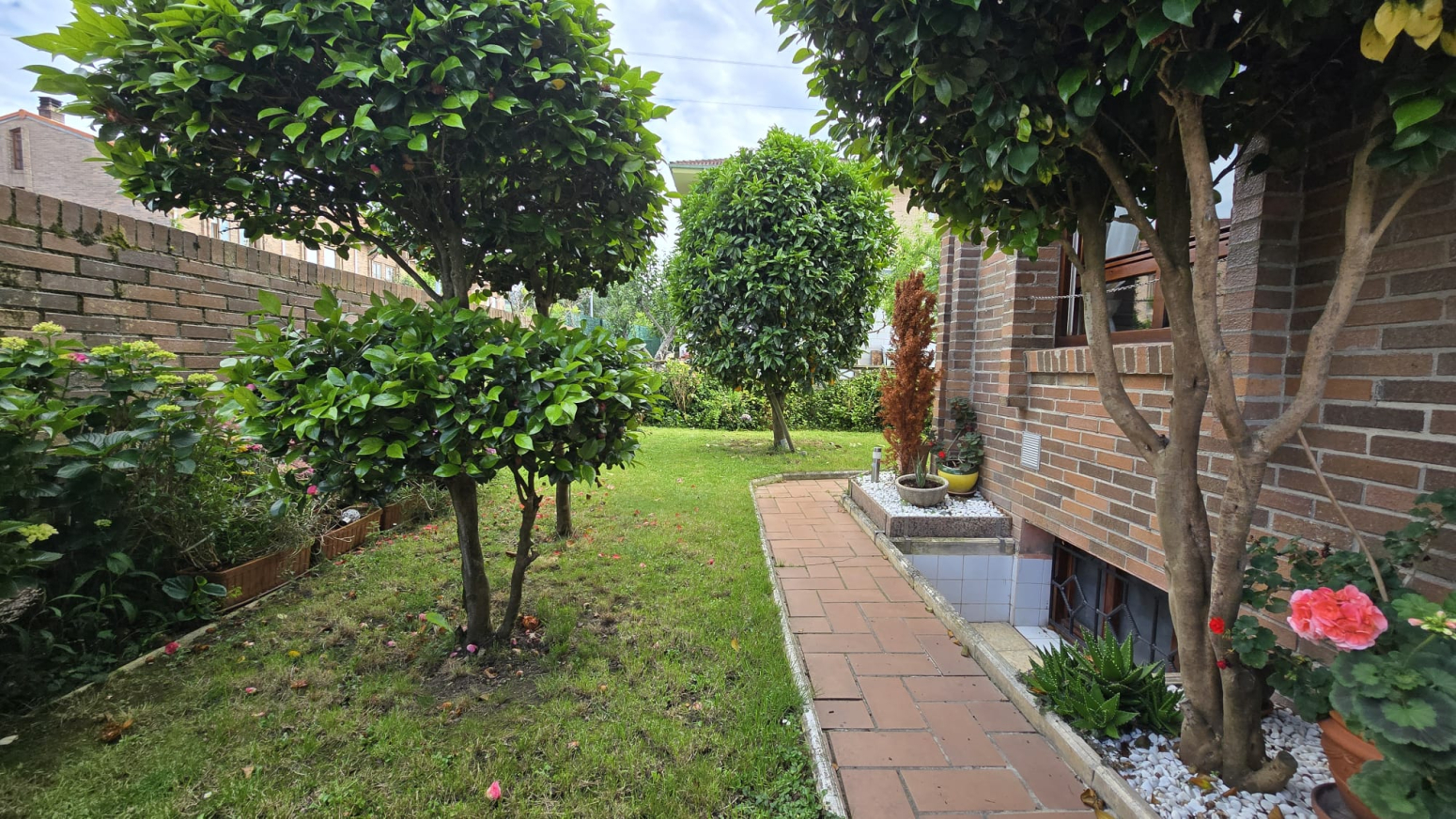 Chalet esquinero en Tanos: luz, espacio y calidad de vida en Torrelavega