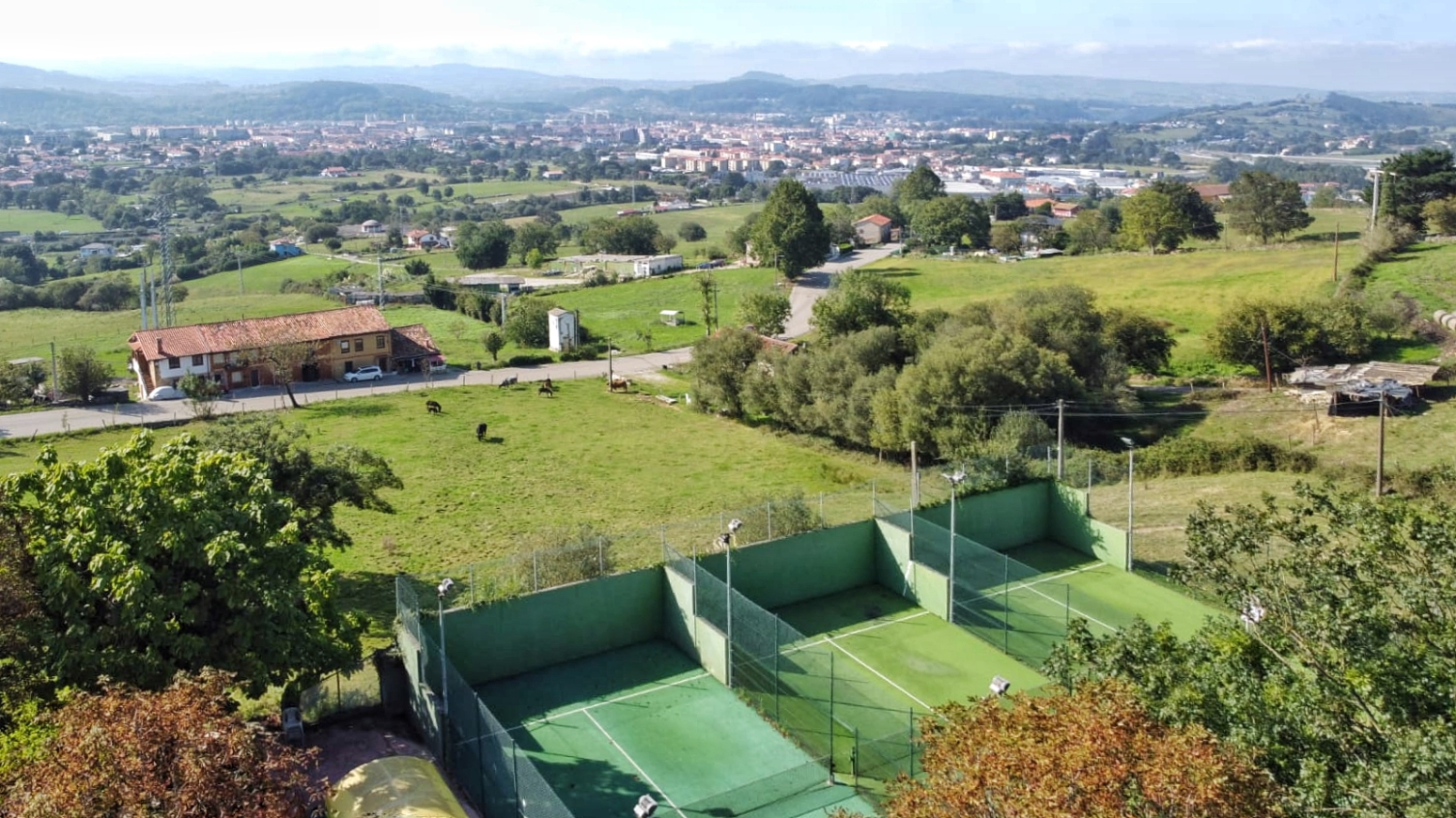 Increíble casa independiente con gran jardín, piscina y tres canchas de pádel
