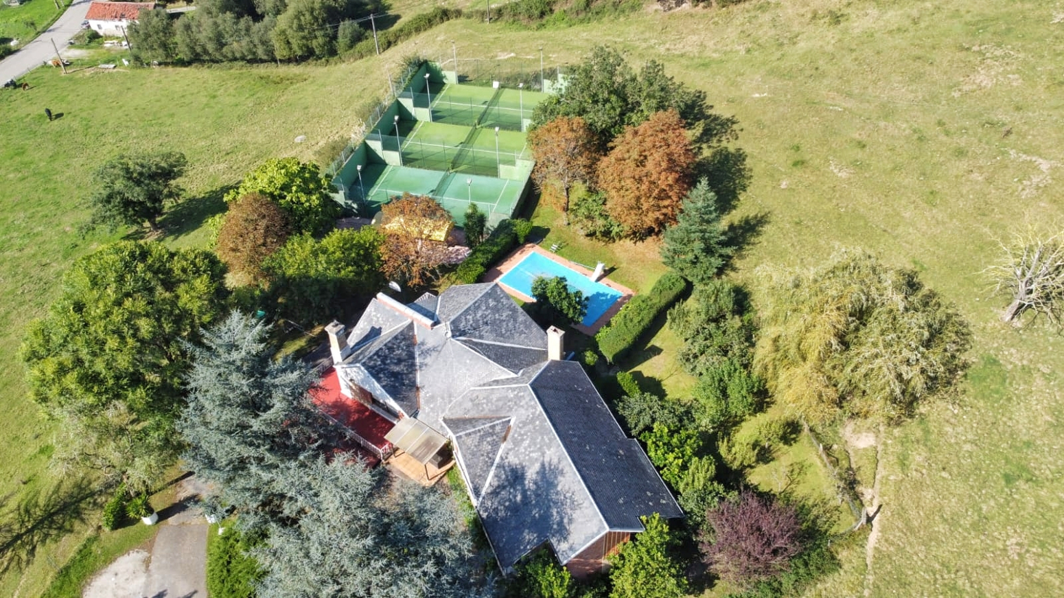 Increíble casa independiente con gran jardín, piscina y tres canchas de pádel