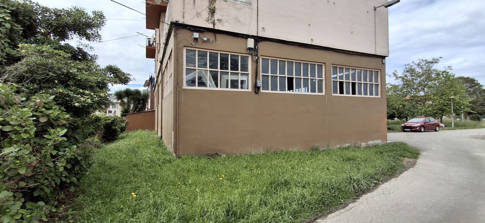 Local-almacén con terreno en Torrelavega: espacio, ubicación y potencial al alcance de tu mano