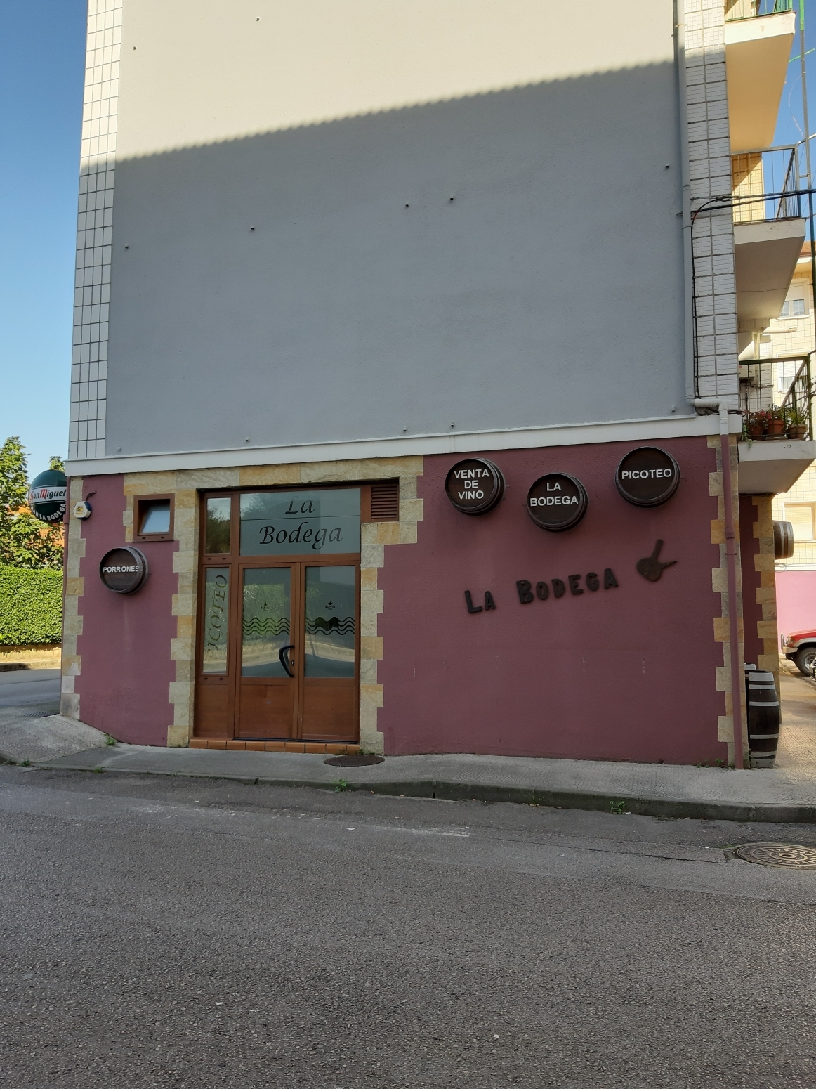 EN ALQUILER Y VENTA LOCAL COMERCIAL EN SOLARES-MEDIO CUDEYO