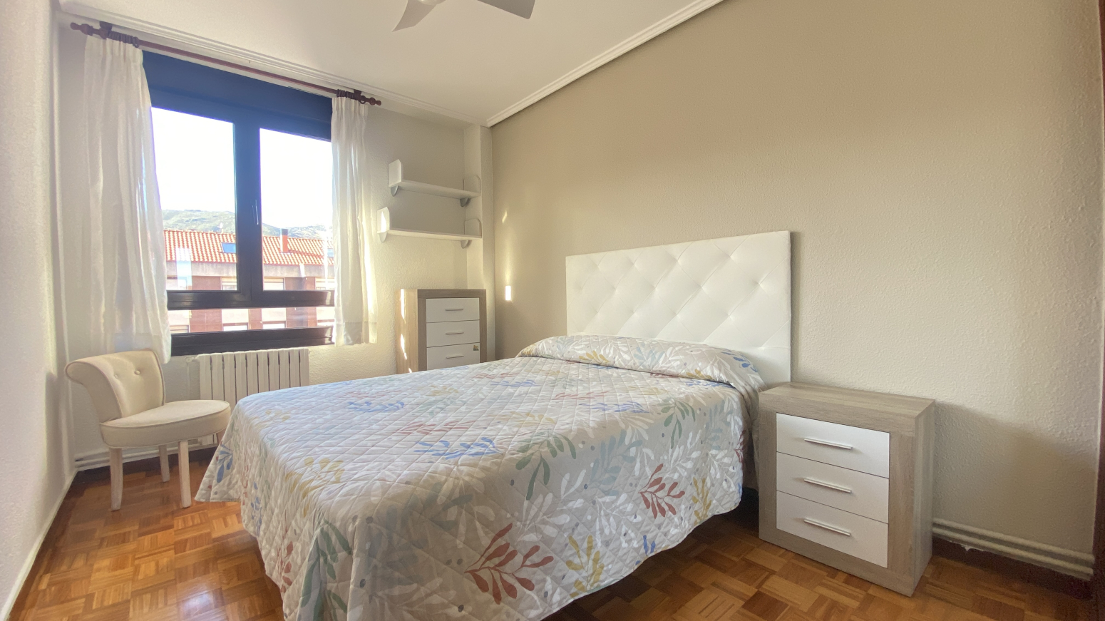 PISAZO CÉNTRICO EN SOLARES CON 3 HABITACIONES