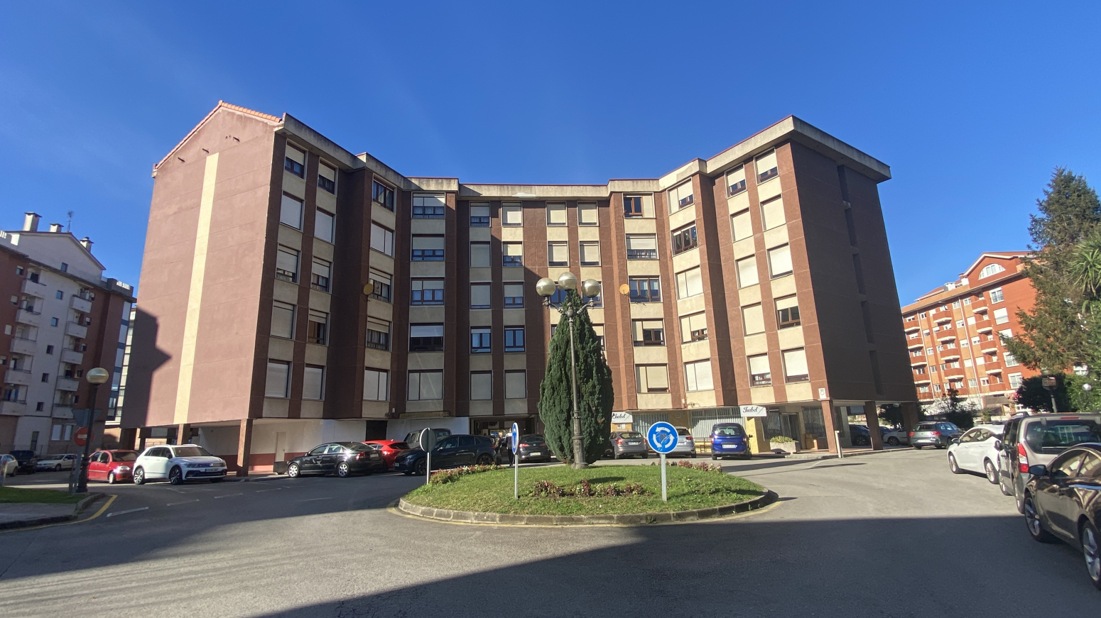 PISAZO CÉNTRICO EN SOLARES CON 3 HABITACIONES