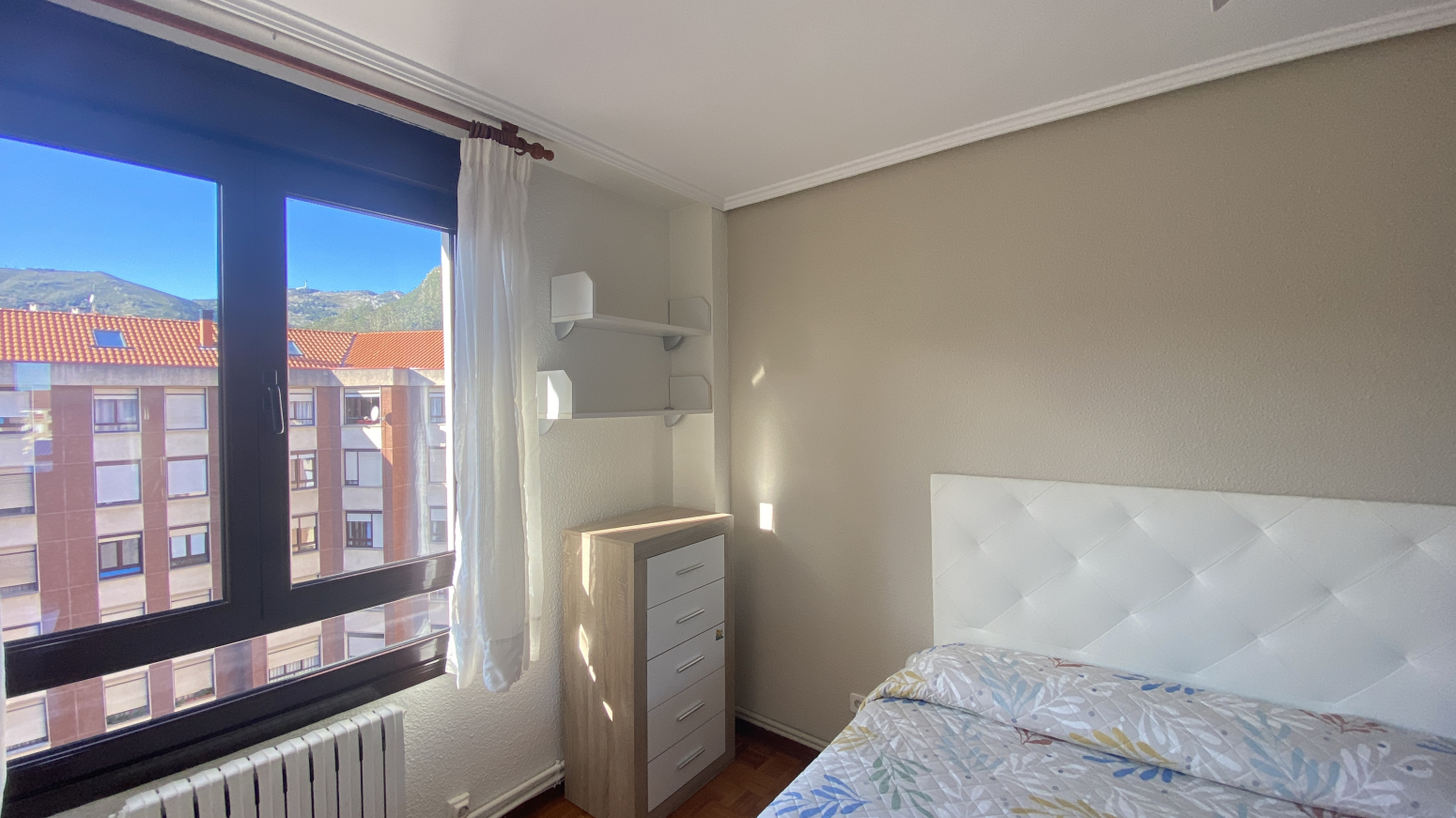 PISAZO CÉNTRICO EN SOLARES CON 3 HABITACIONES