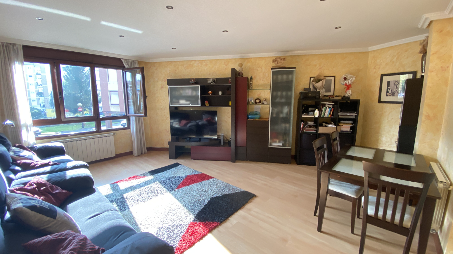 LUMINOSO PISO CÉNTRICO EN SOLARES CON 3 HABITACIONES