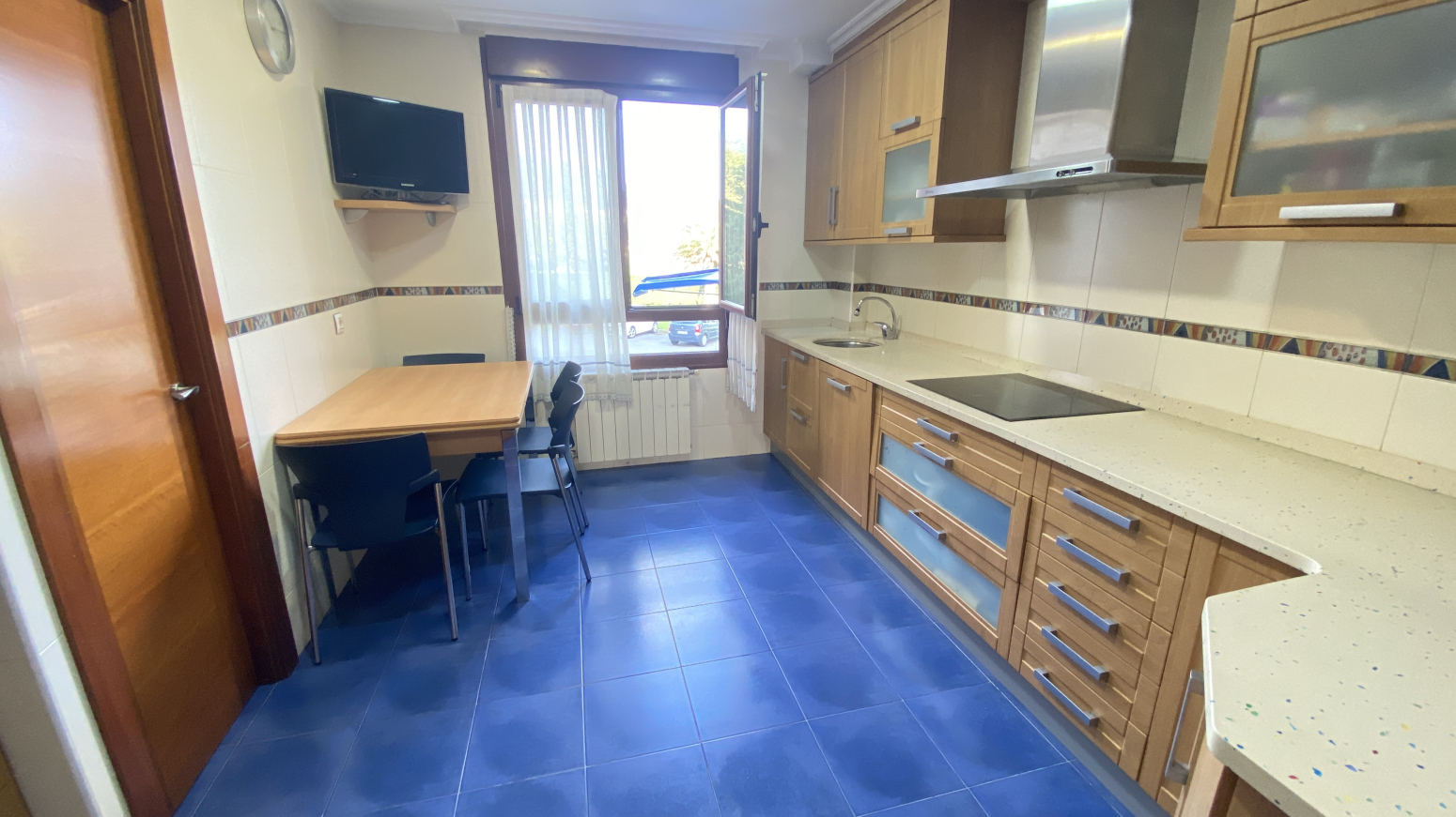 LUMINOSO PISO CÉNTRICO EN SOLARES CON 3 HABITACIONES