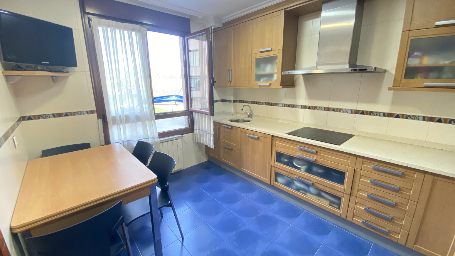 LUMINOSO PISO CÉNTRICO EN SOLARES CON 3 HABITACIONES