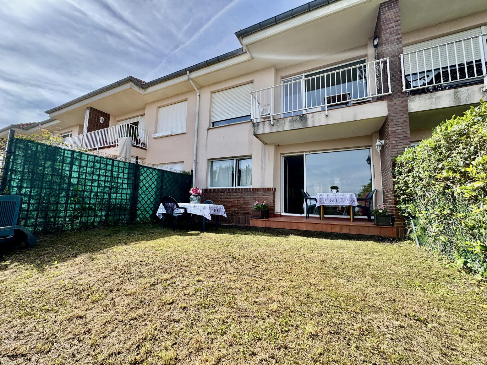 EN MOGRO BAJO CON JARDIN Y VISTAS AL MAR- GARAJE-TRASTERO
